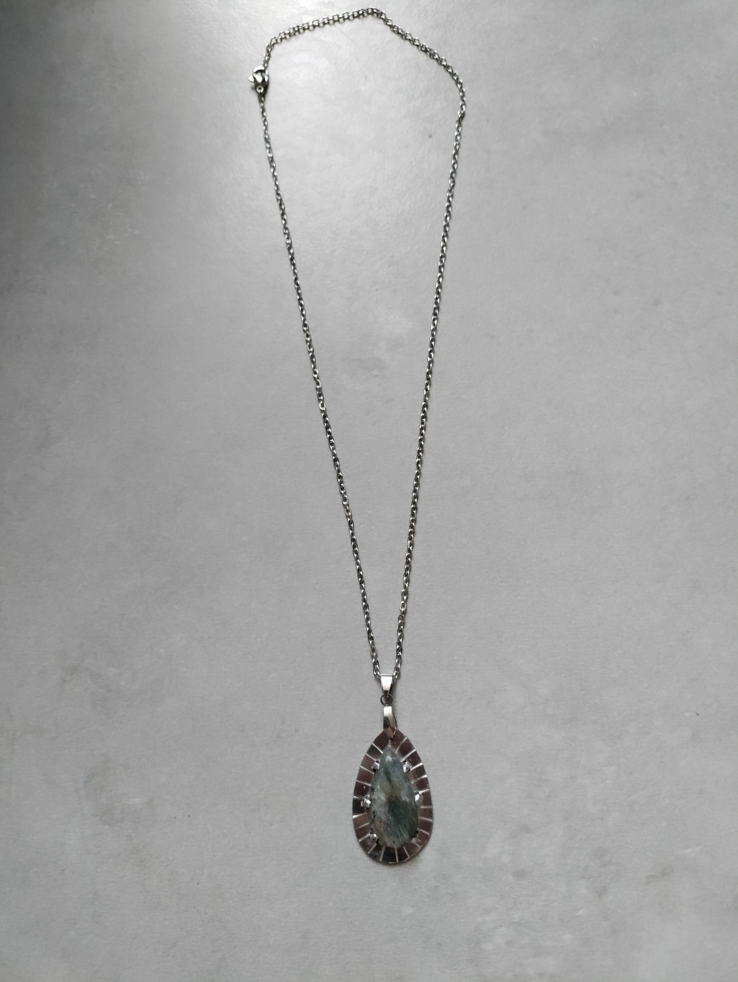 Pendentif goutte Labradorite naturelle facettée multicolore LEIA&CO