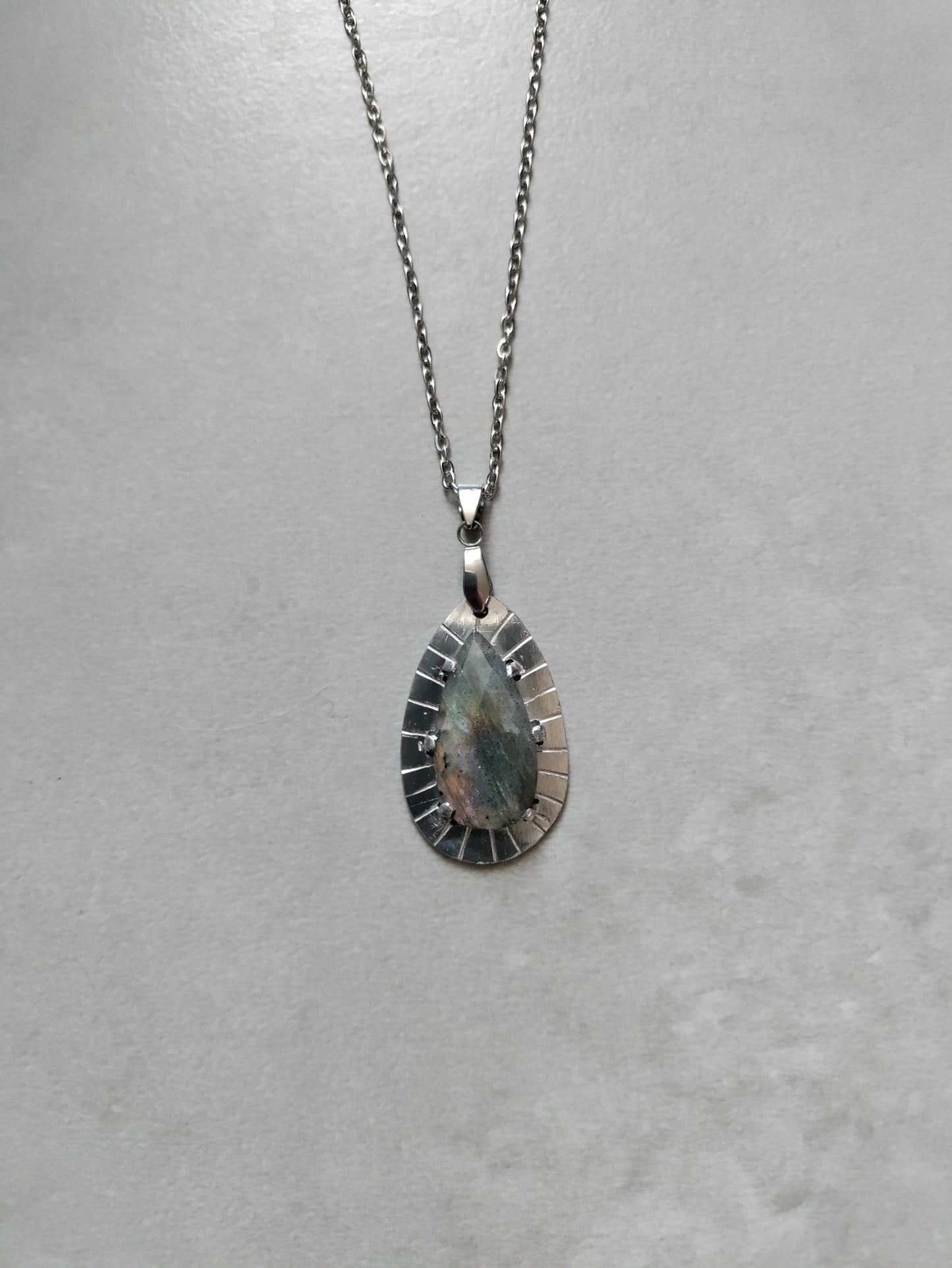 Pendentif goutte Labradorite naturelle facettée multicolore LEIA&CO
