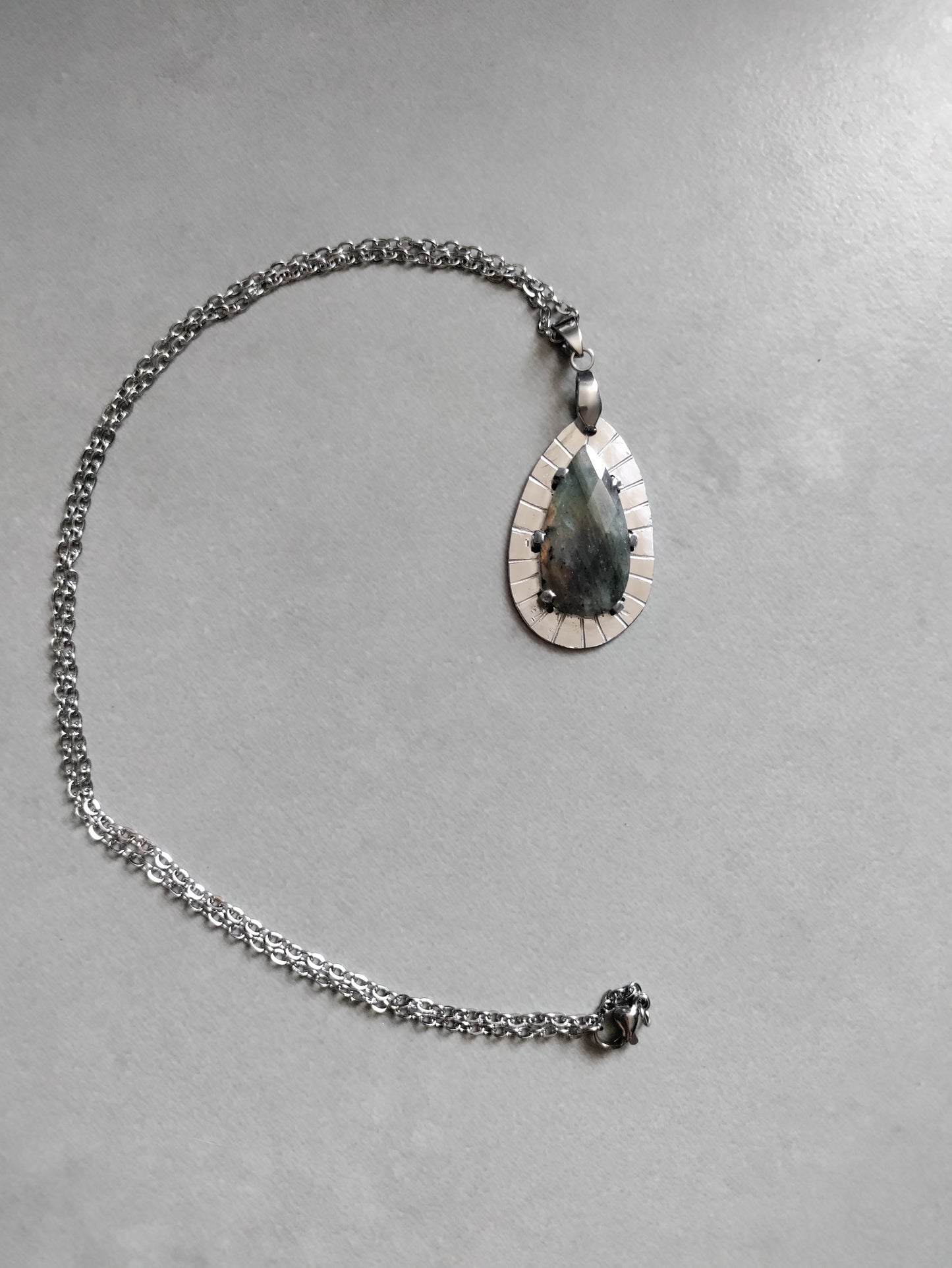 Pendentif goutte Labradorite naturelle facettée multicolore LEIA&CO
