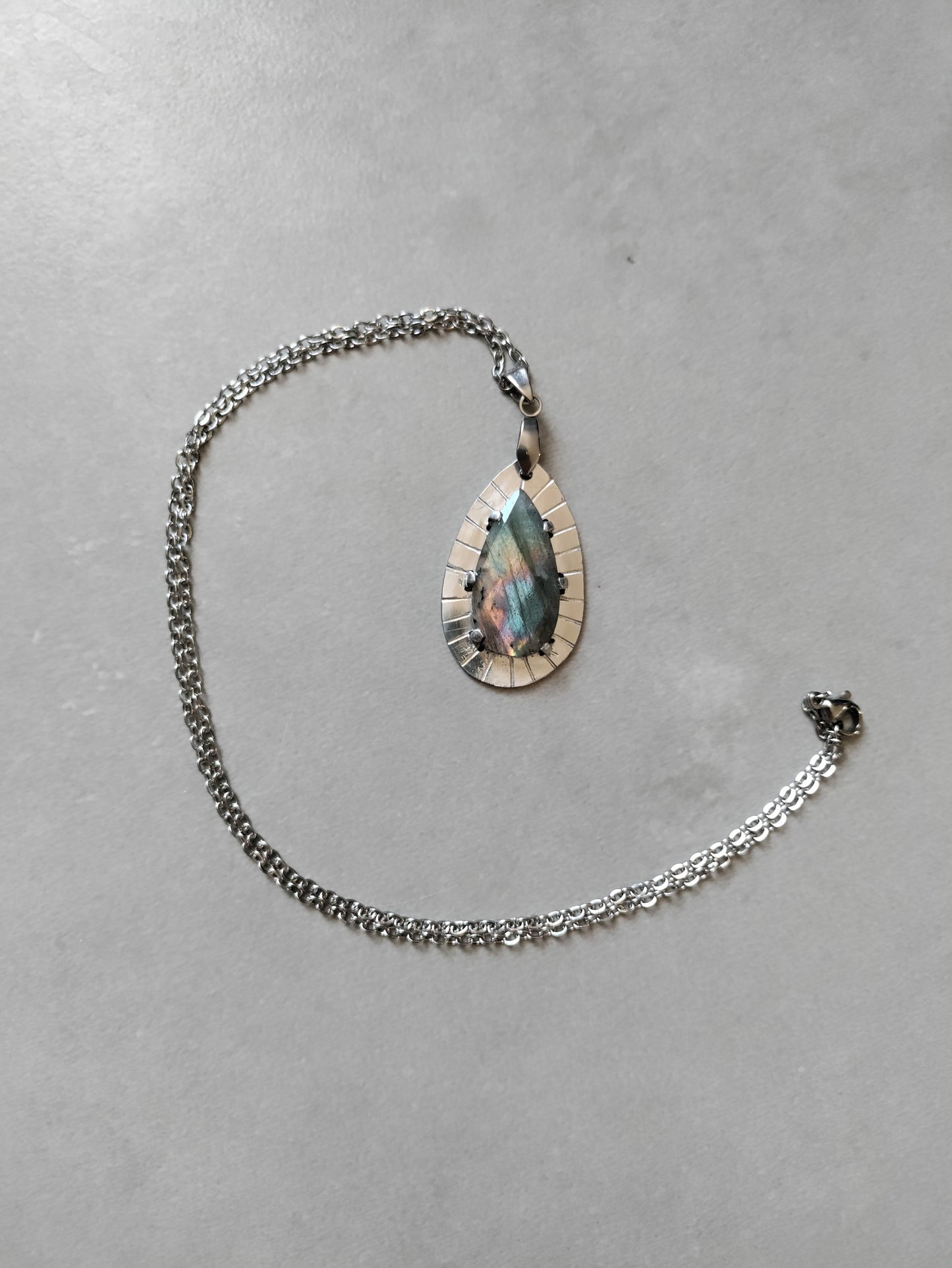Pendentif goutte Labradorite naturelle facettée multicolore LEIA&CO