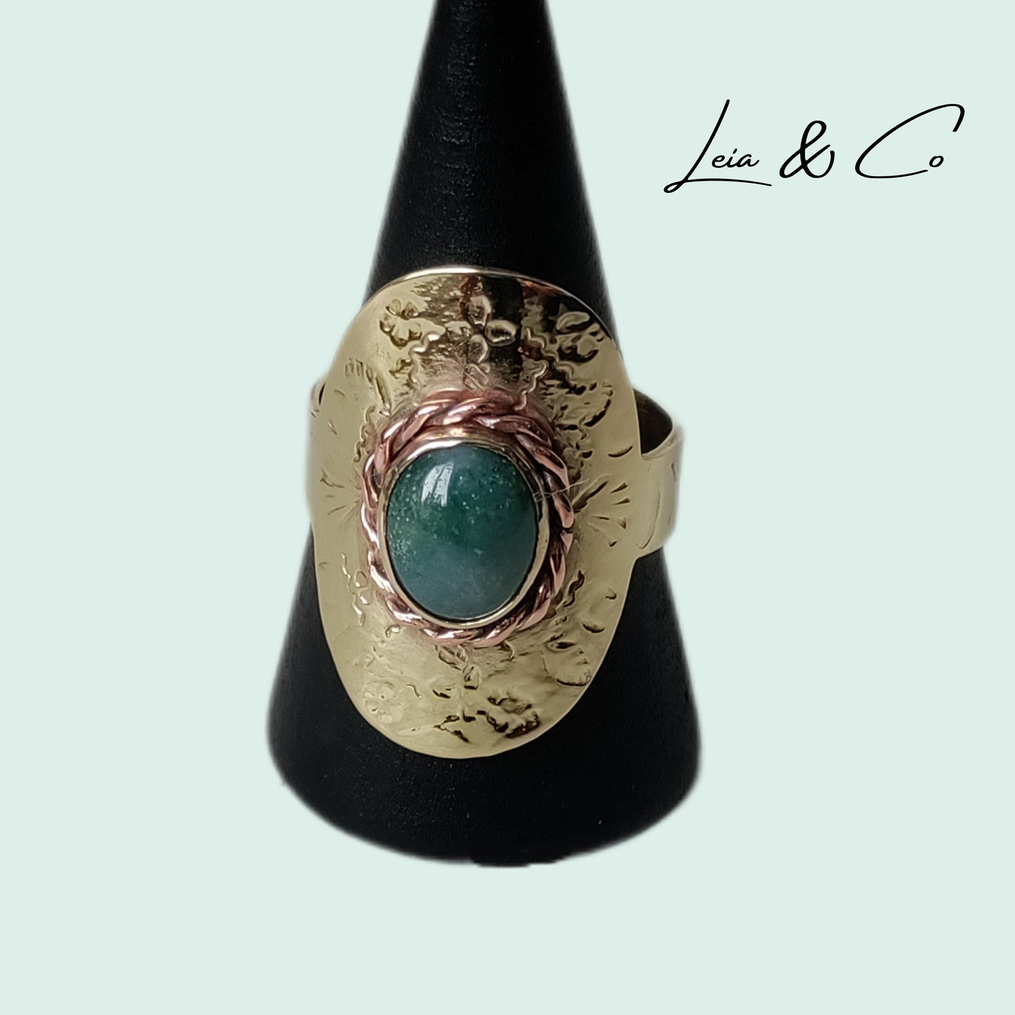 Chevalière agate indienne verte en laiton doré avec motifs LEIA&CO