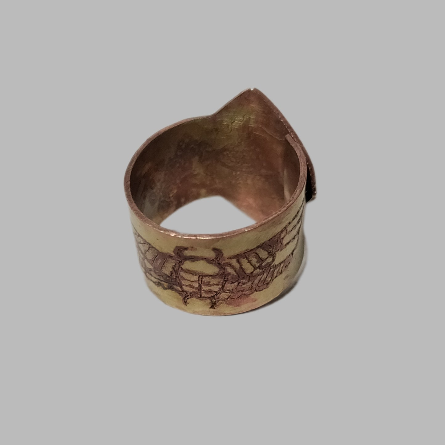 Bague ajustable laiton patiné avec symboles égyptiens et quartz rose LEIA&CO