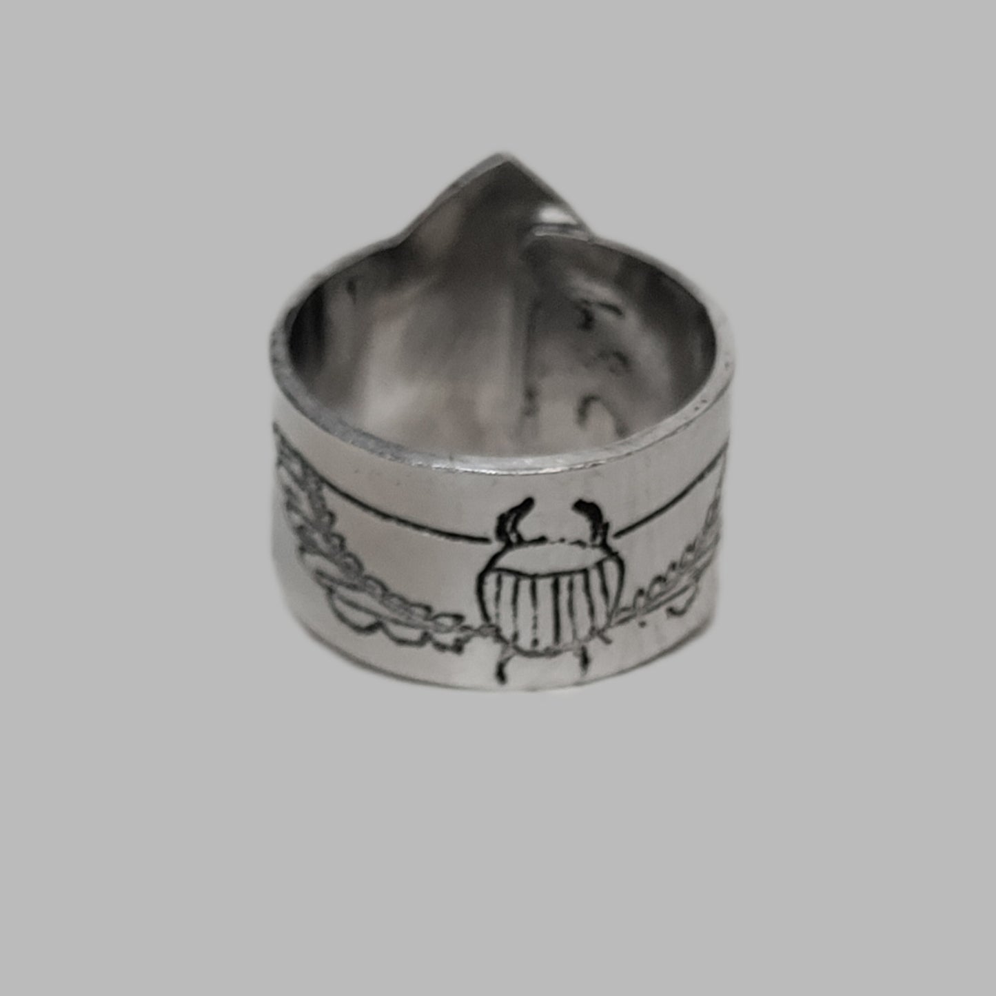 Bague ajustable argentée avec symboles égyptiens LEIA&CO