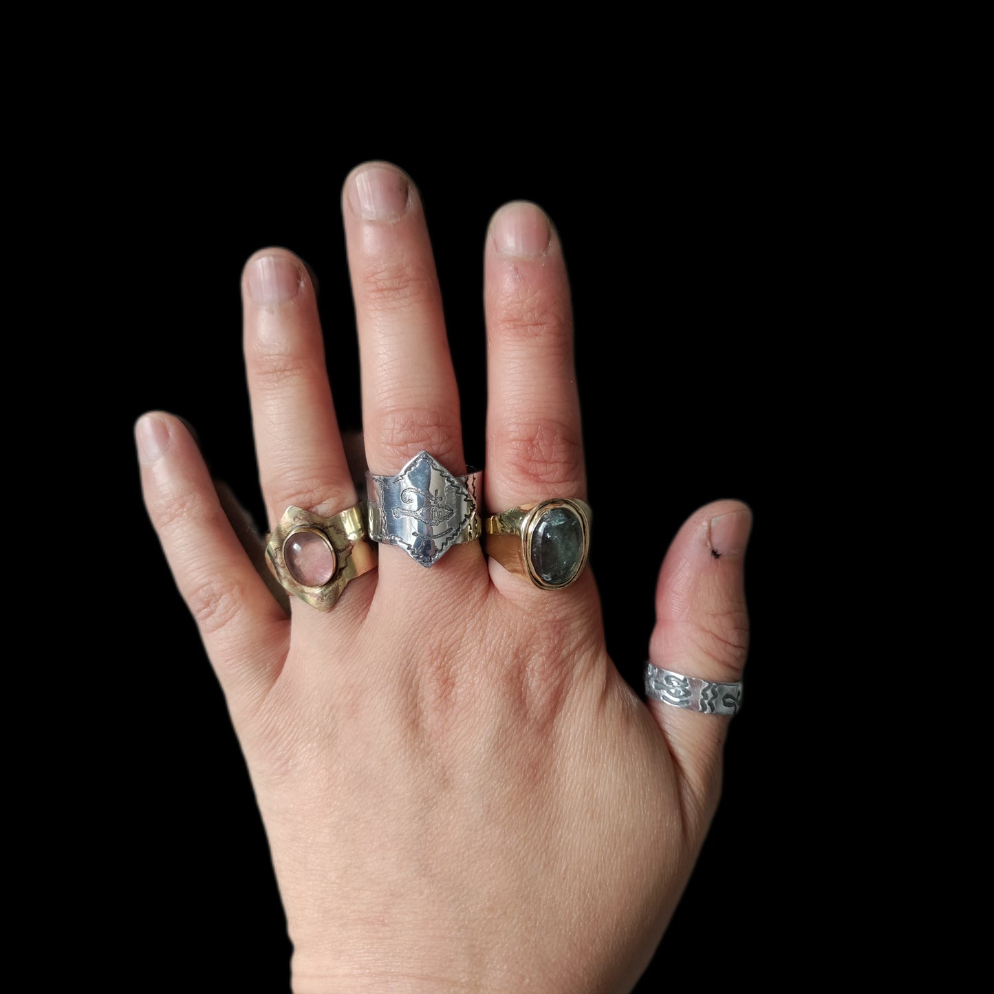 Bague ajustable laiton patiné avec symboles égyptiens et quartz rose LEIA&CO
