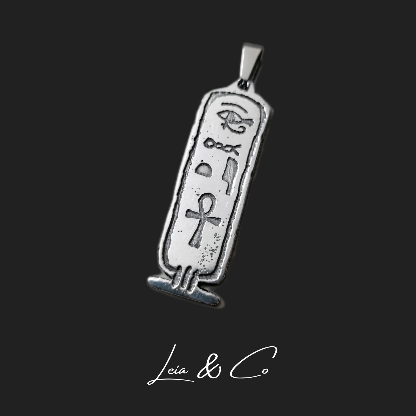 Pendentif cartouche égyptien argenté avec symboles LEIA&CO