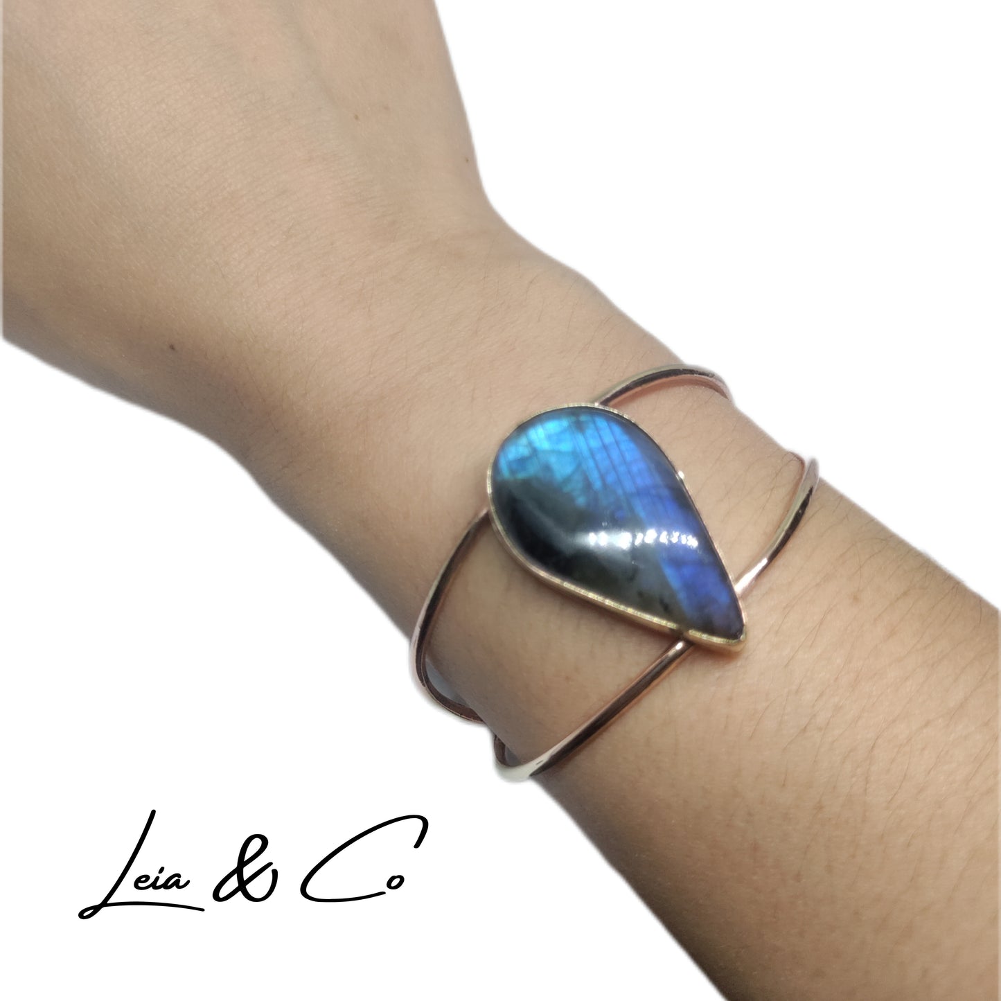 Bracelet manchette laiton doré et Labradorite flash bleu foncé LEIA&CO