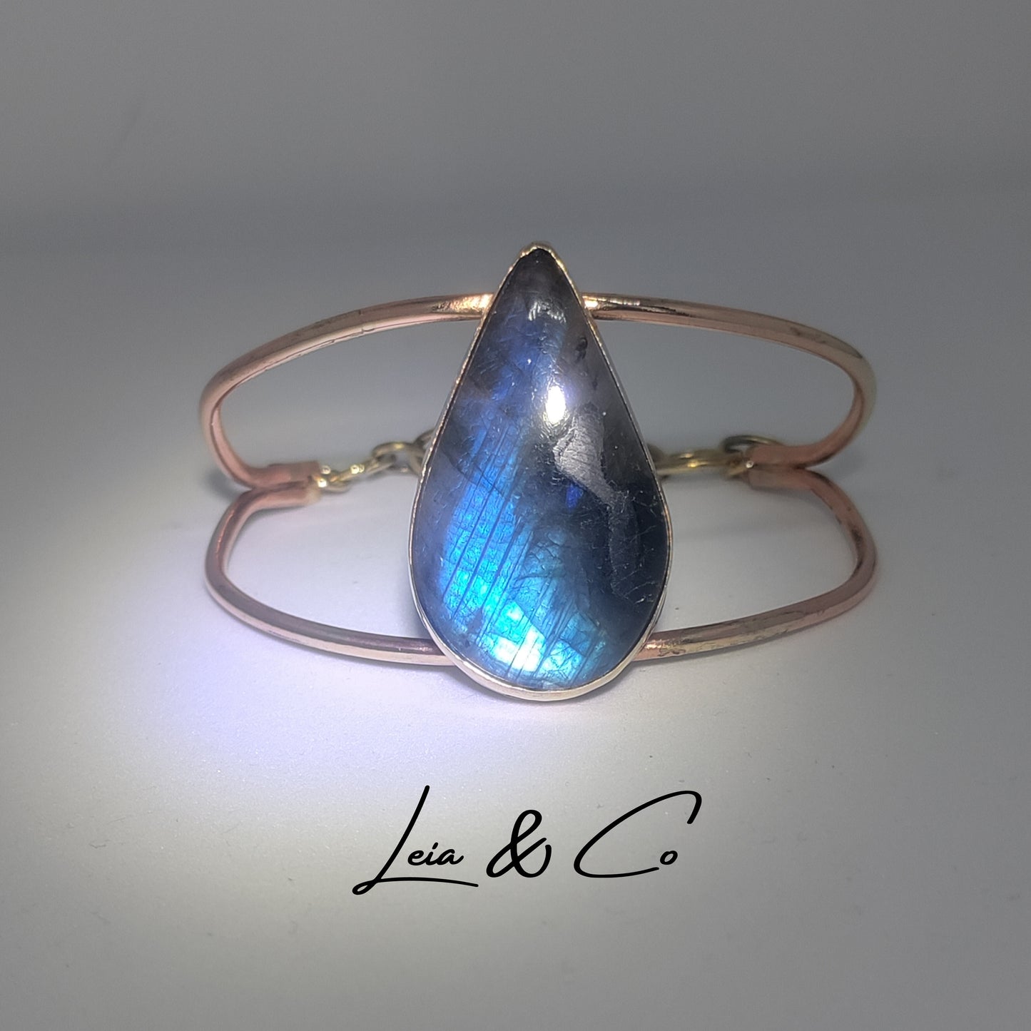 Bracelet manchette laiton doré et Labradorite flash bleu foncé LEIA&CO