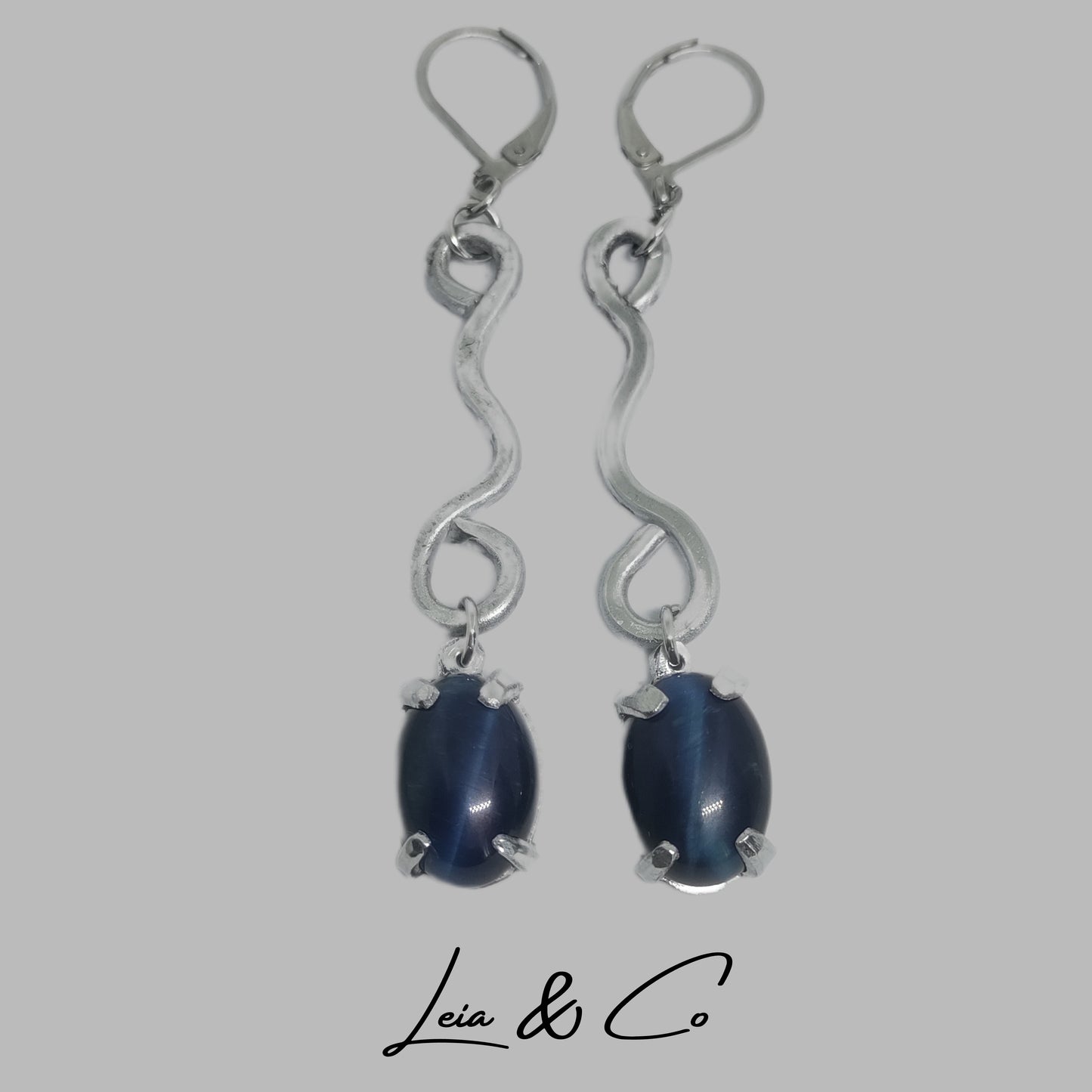 Boucles d'oreilles pendantes avec pierres d'oeil de tigre bleu LEIA&CO