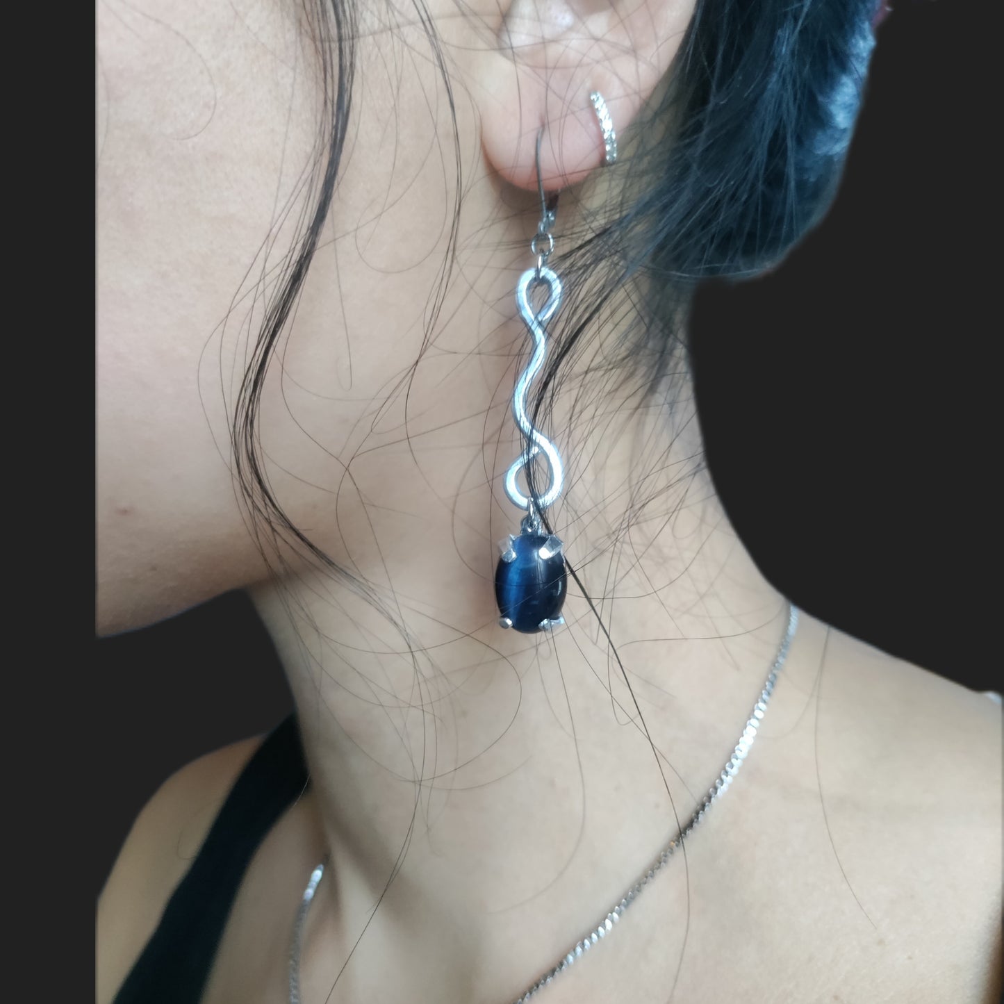 Boucles d'oreilles pendantes avec pierres d'oeil de tigre bleu LEIA&CO