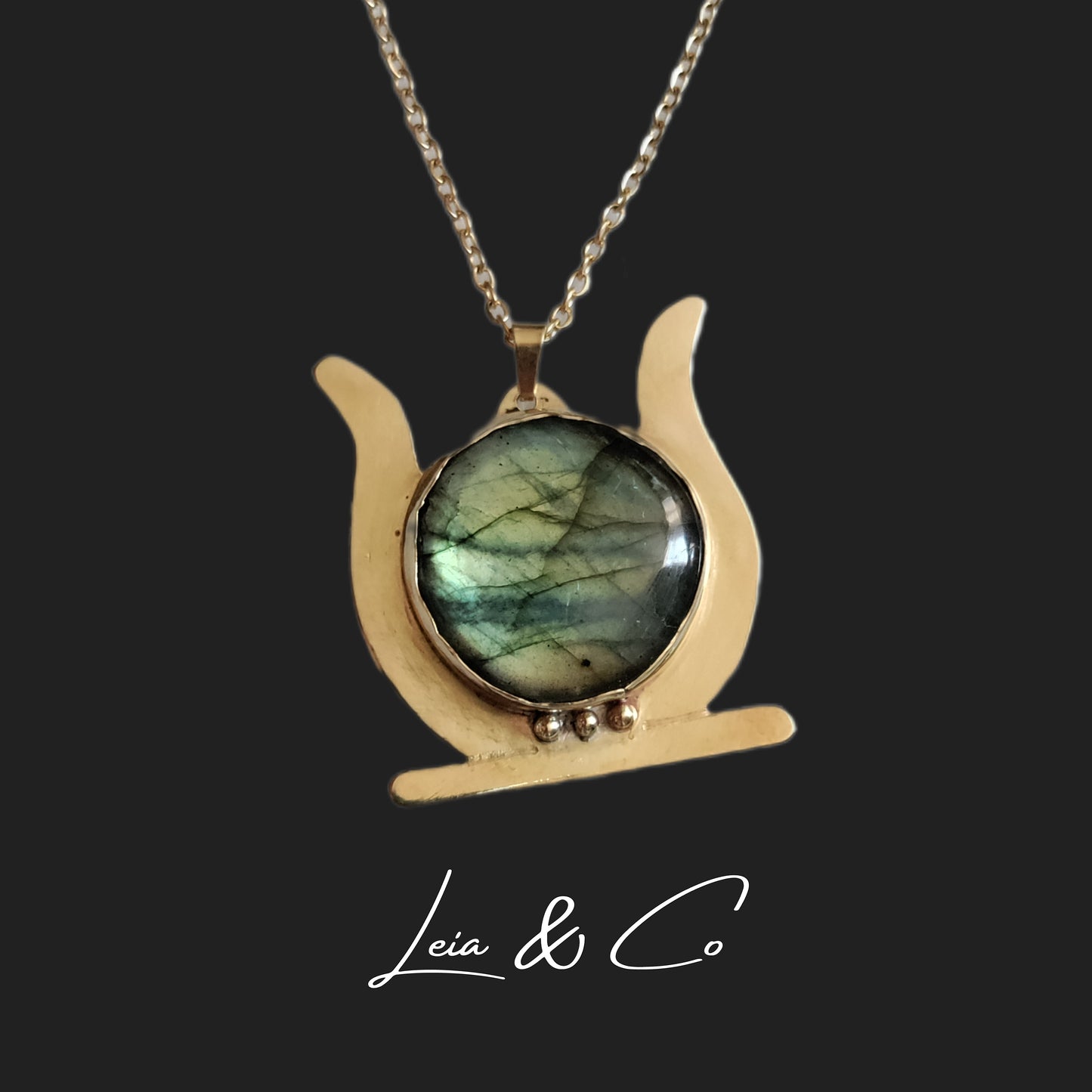 Collier disque solaire égyptien labradorite verte