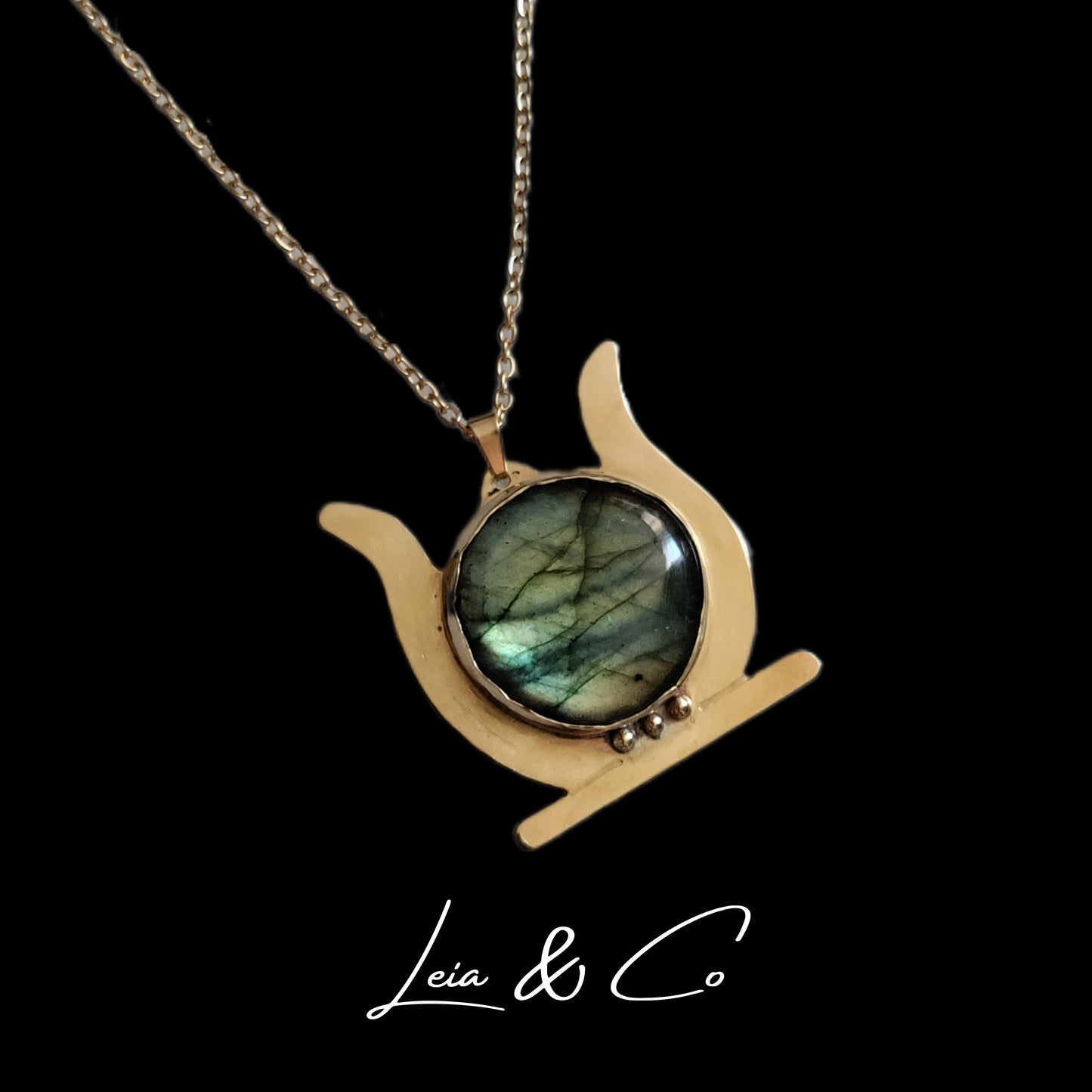 Collier disque solaire égyptien labradorite verte