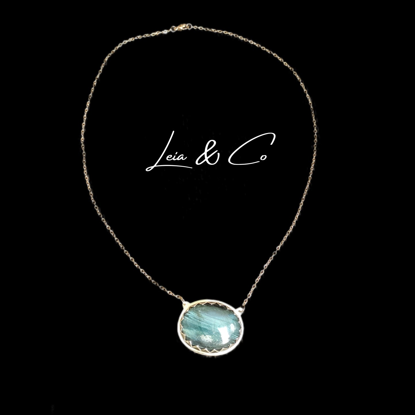 Collier doré Yin et Yang avec Labradorite bleue LEIA&CO