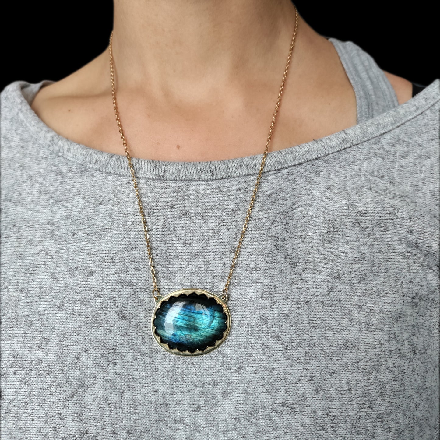 Collier doré Yin et Yang avec Labradorite bleue LEIA&CO