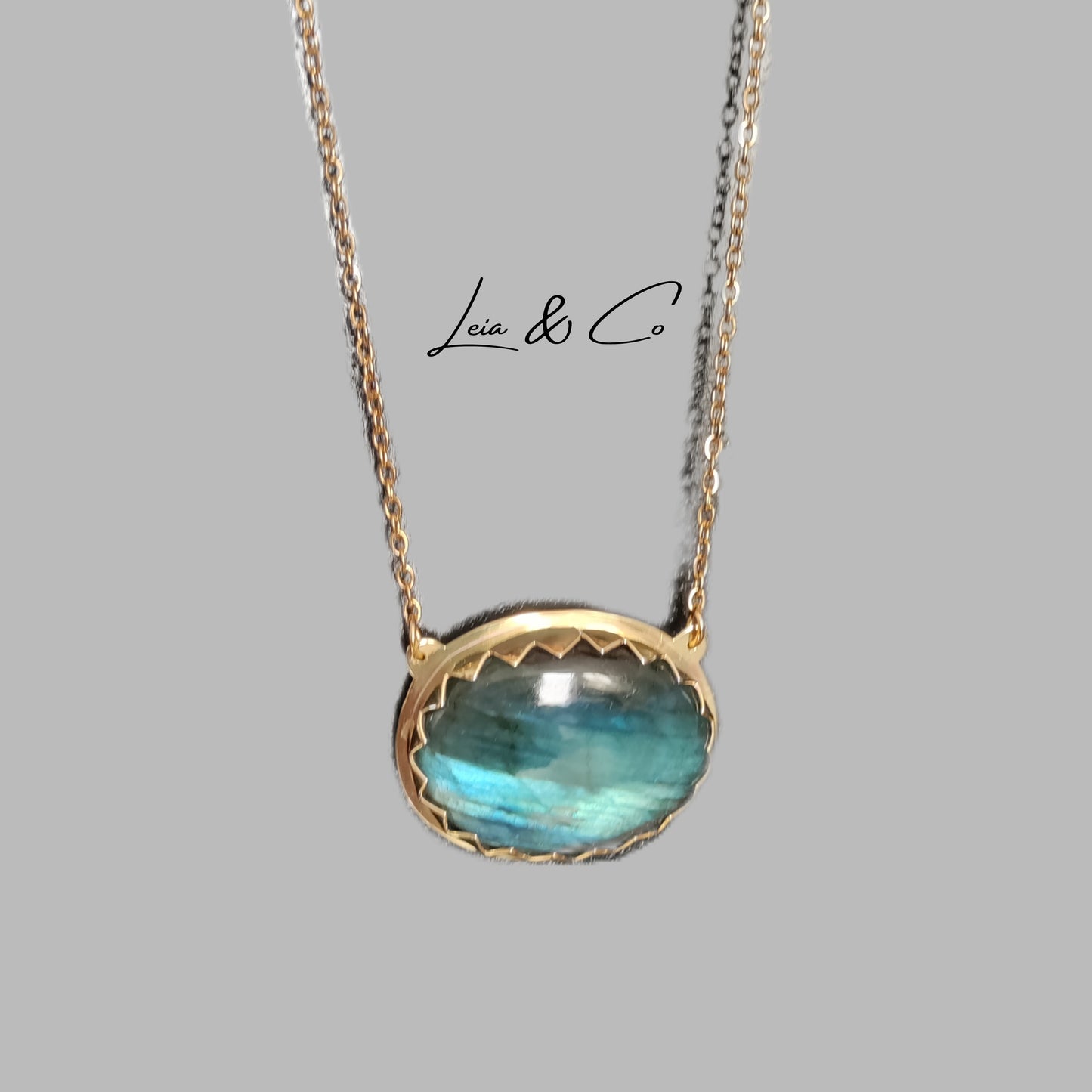 Collier doré Yin et Yang avec Labradorite bleue LEIA&CO