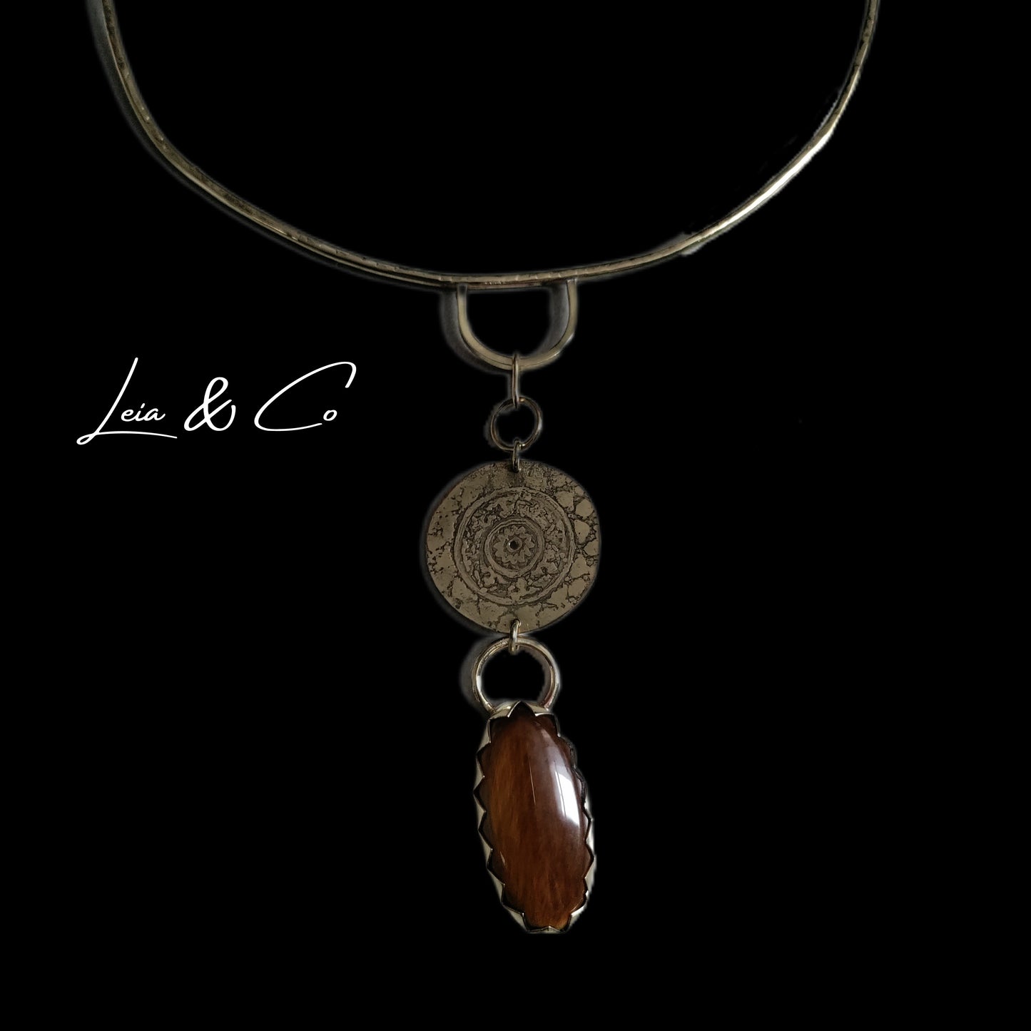 Collier rigide oeil de tigre et mandala