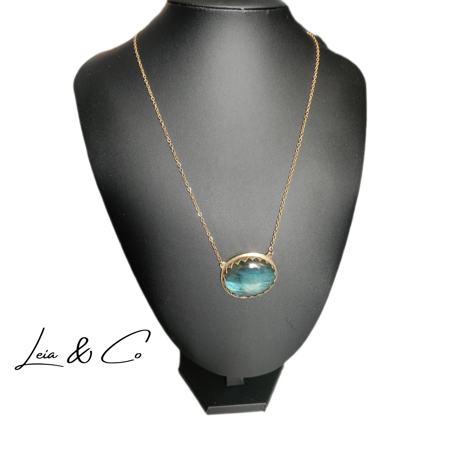 Collier doré Yin et Yang avec Labradorite bleue LEIA&CO