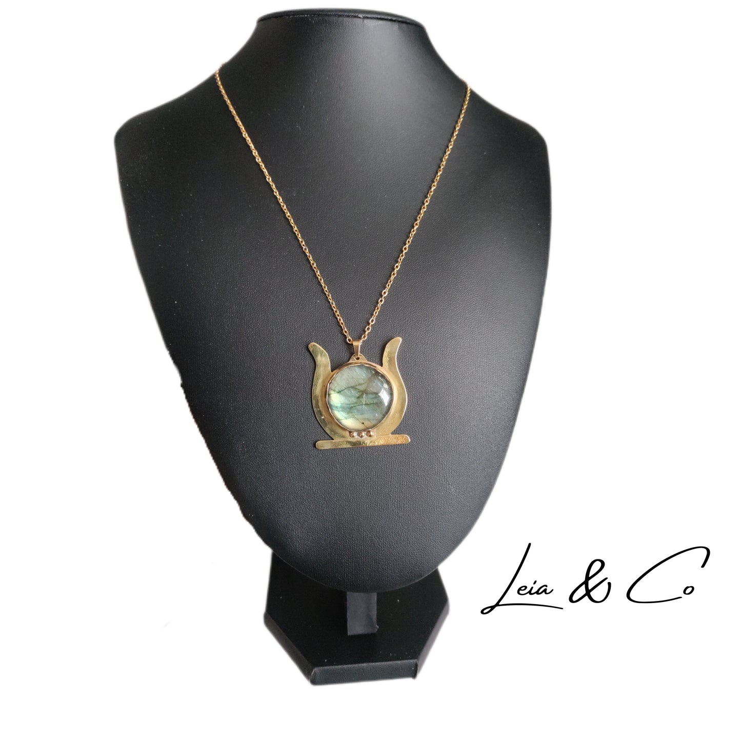 Collier disque solaire égyptien et Labradorite verte LEIA&CO