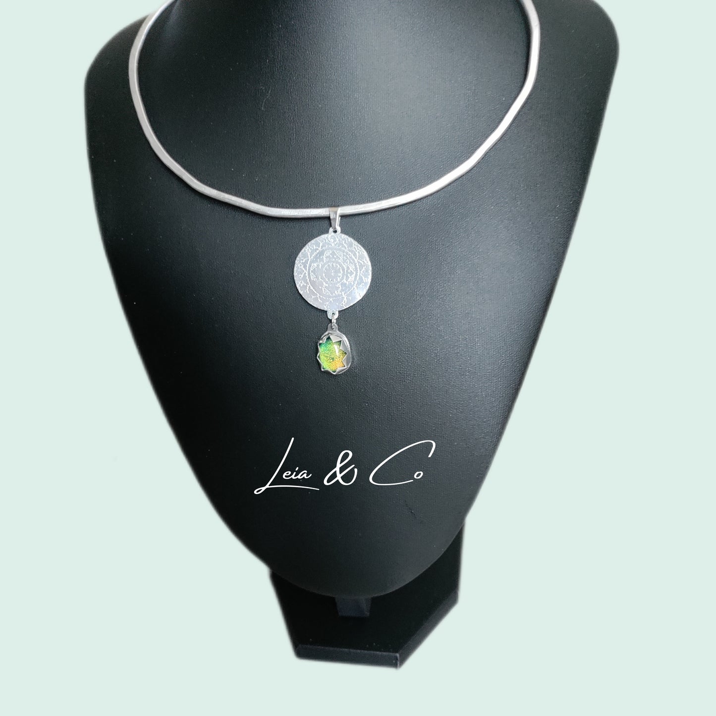 Collier parure Amoghasiddhi argenté avec mandala et verre vert LEIA&CO