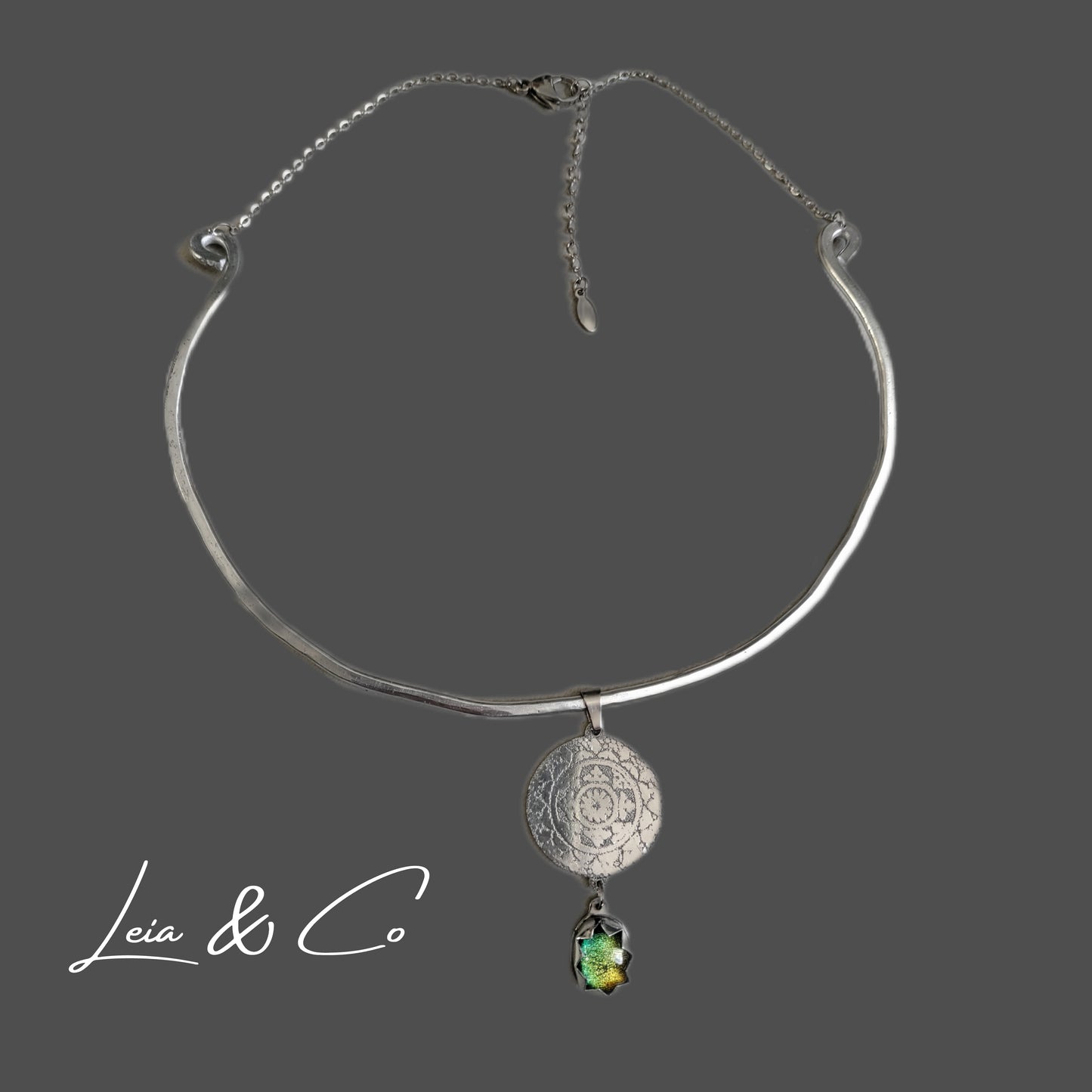 Collier mandala argenté avec verre multicolore vert LEIA&CO