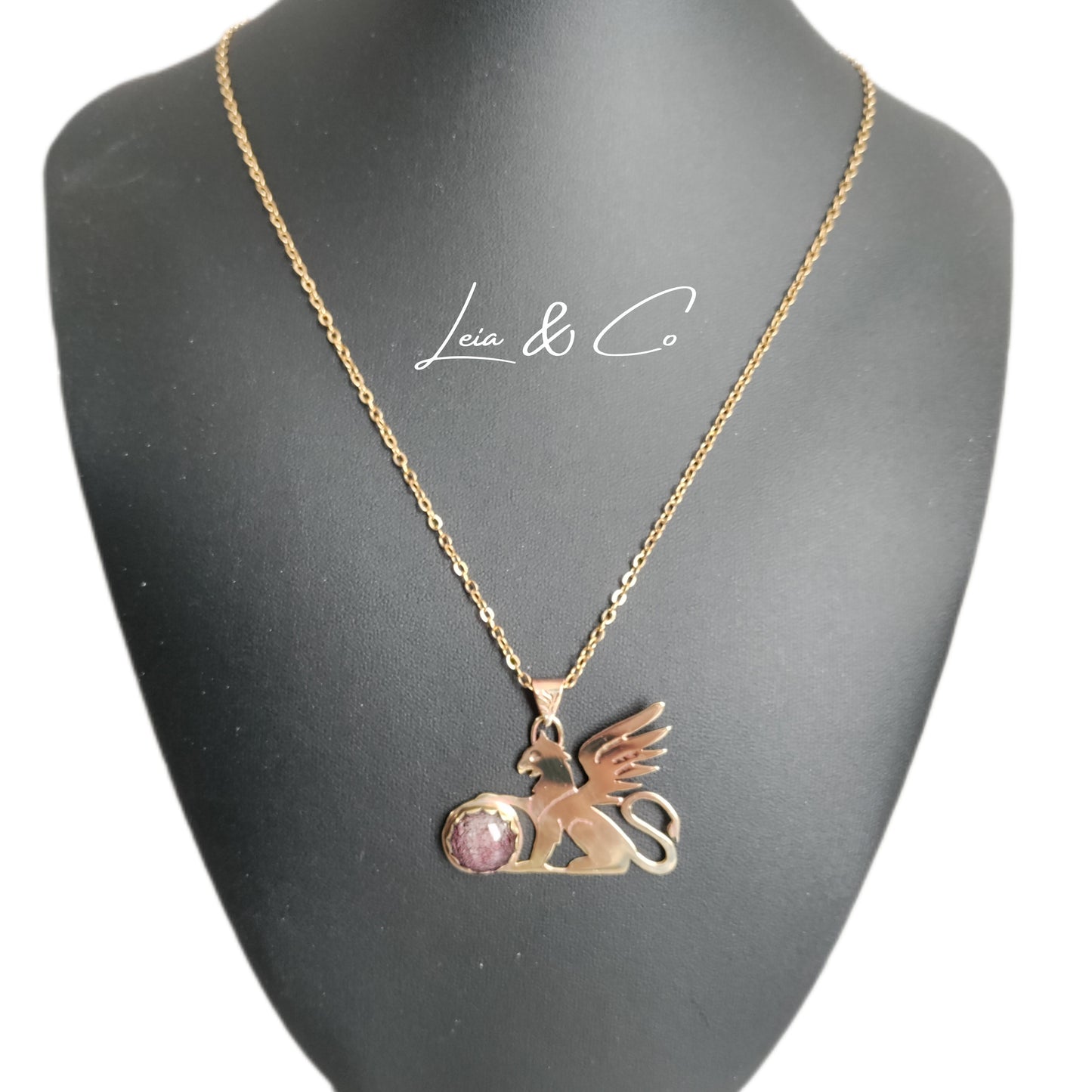 Pendentif Griffon doré et verre dichroïque rouge-rose LEIA&CO