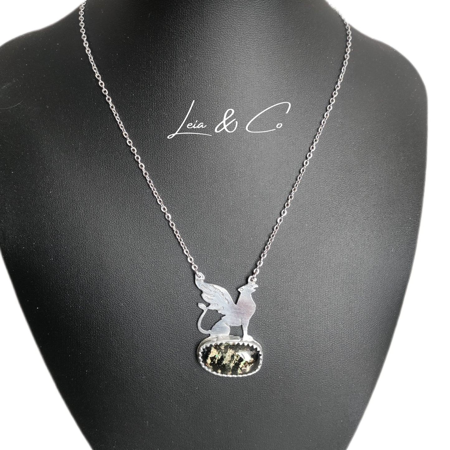 Collier argenté Griffon et verre dichroïque multicolore LEIA&CO