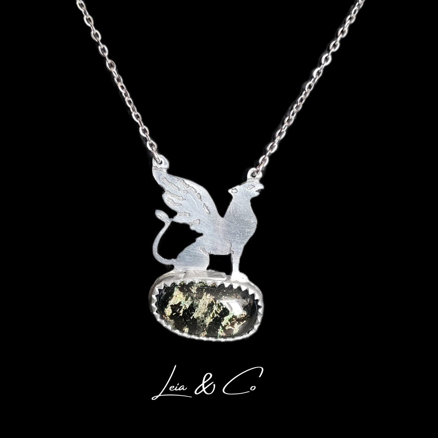 Collier argenté Griffon et verre dichroïque multicolore LEIA&CO