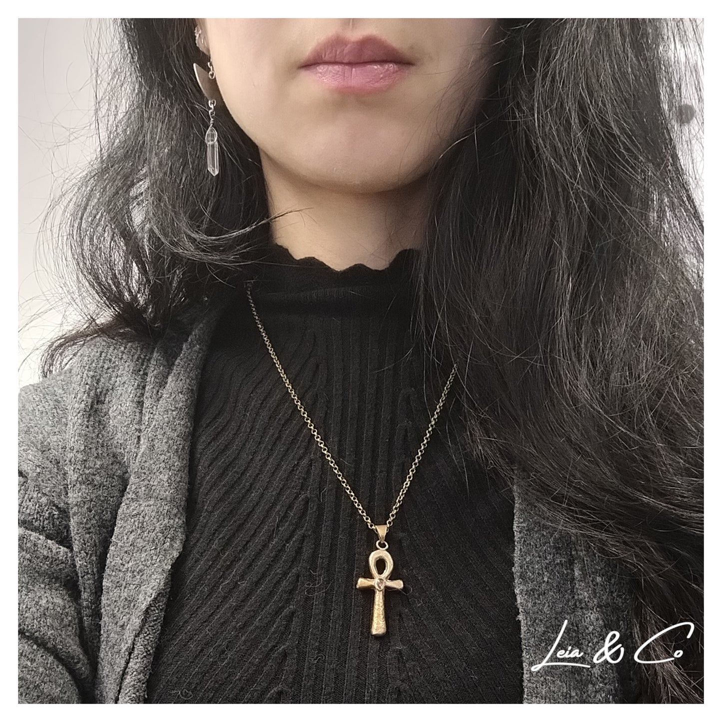 Amulette Ankh LEIA&CO tourmaline rose porté