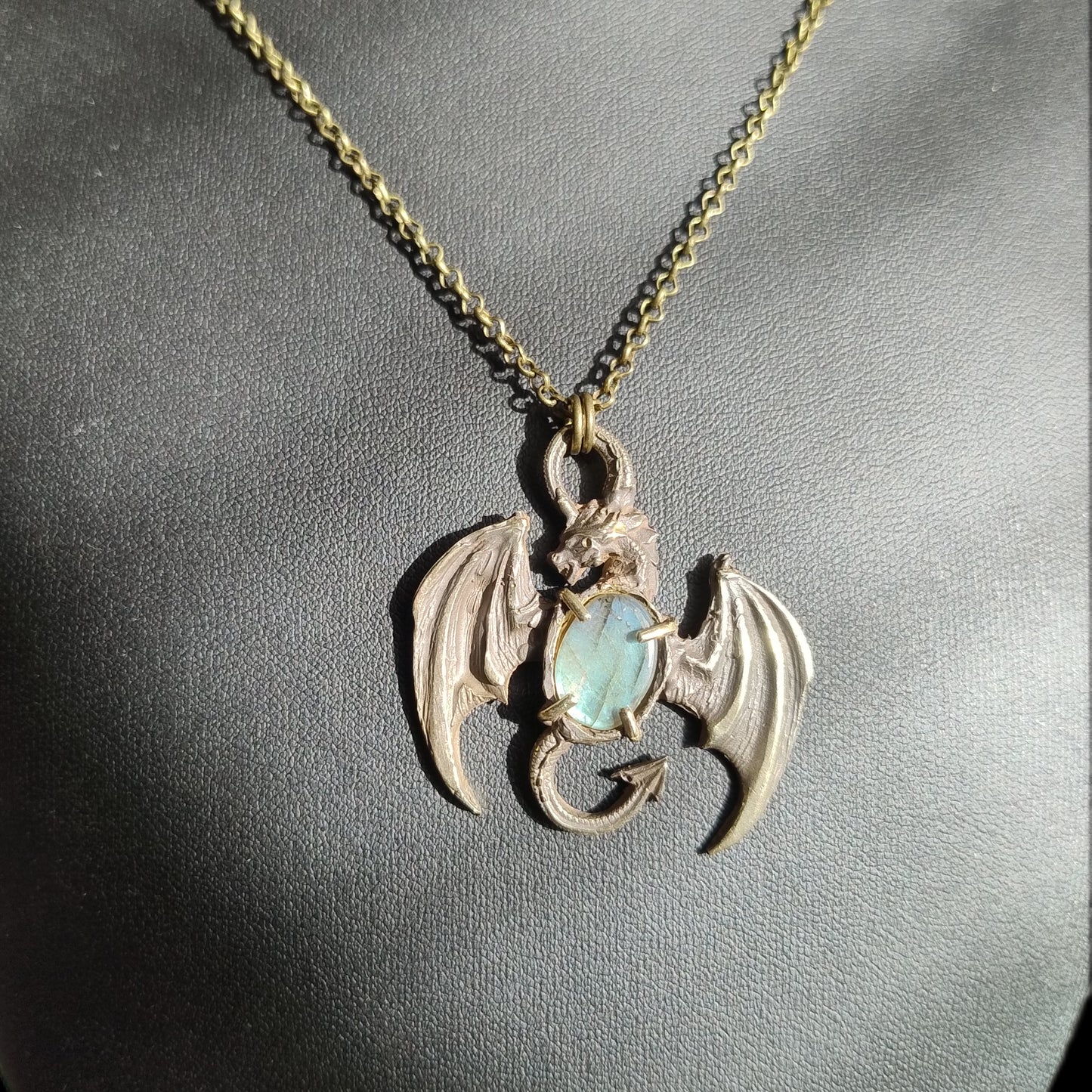 Amulette dragon antique avec Labradorite bleue-verte LEIA&CO