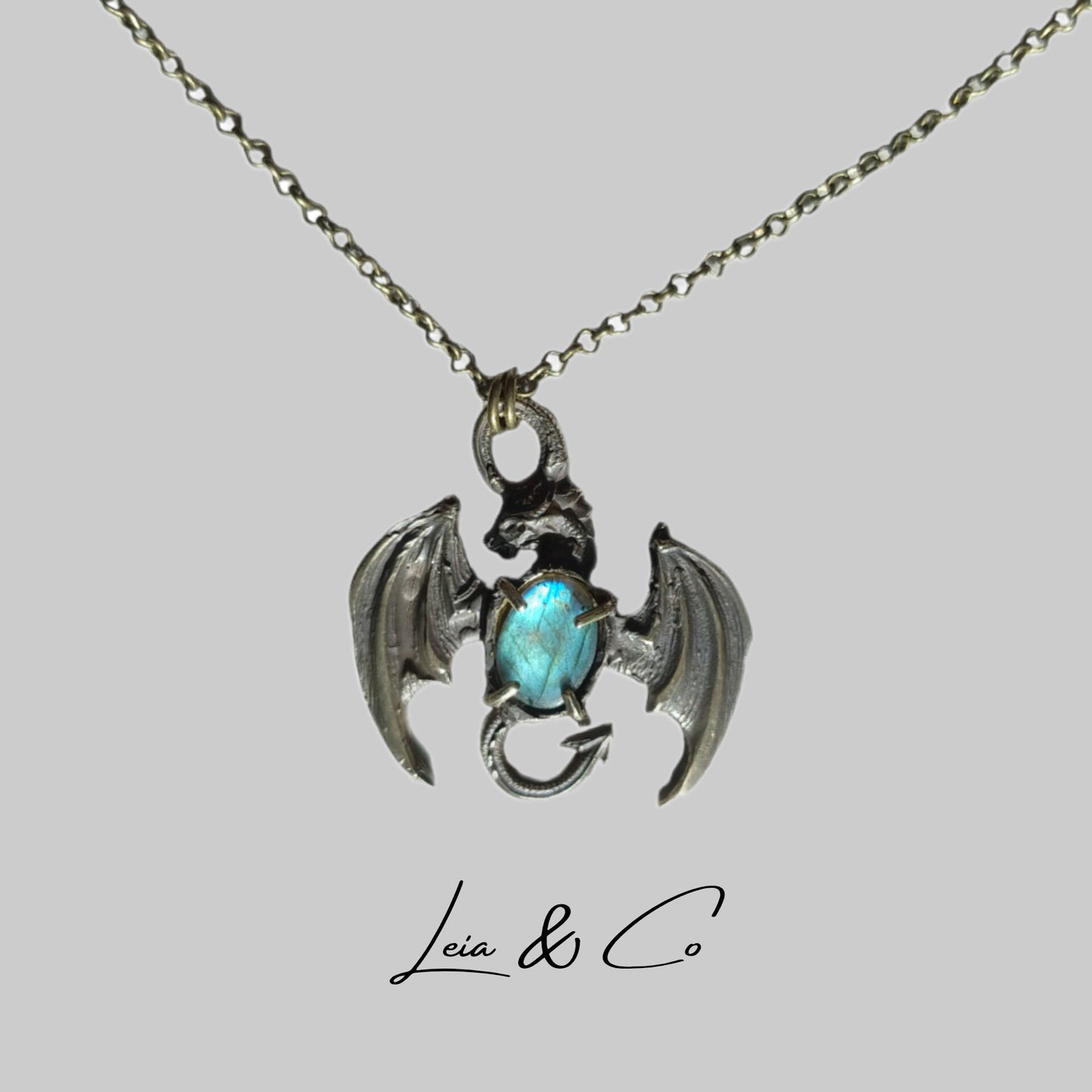 Amulette dragon antique avec Labradorite bleue-verte LEIA&CO