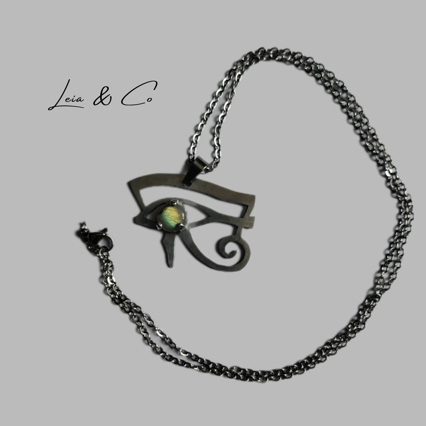 Pendentif symbole égyptien oeil d'Horus argenté et labradorite LEIA&CO