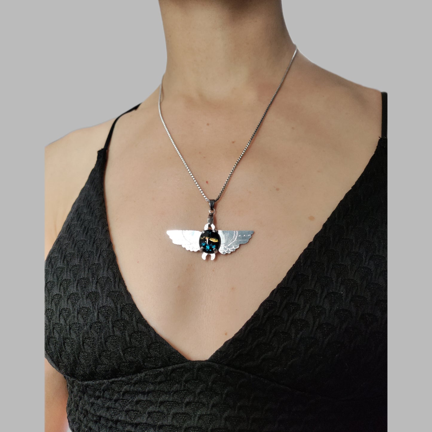 Pendentif scarabée égyptien Khepri verre coloré LEIA&CO
