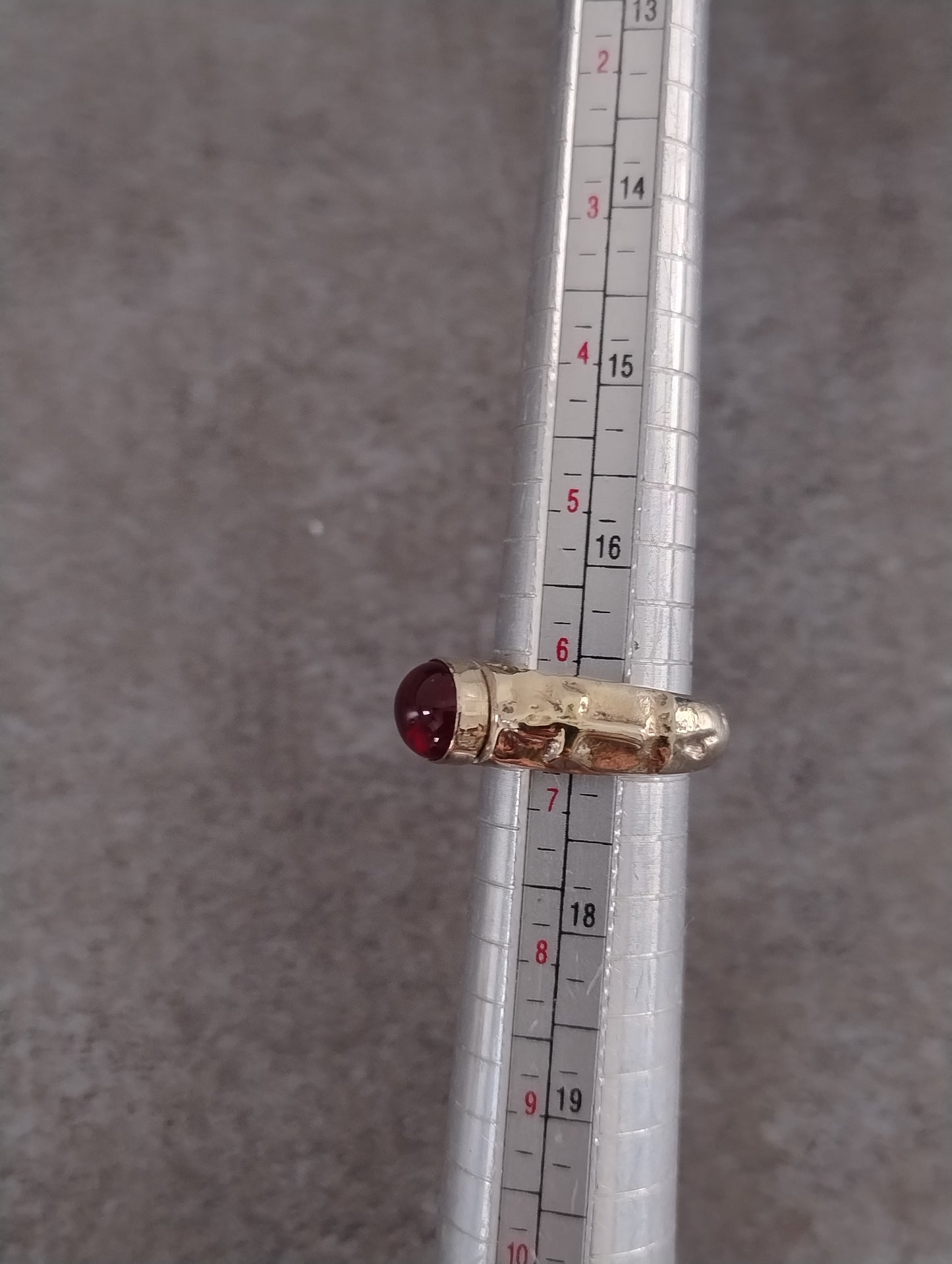 Bague Ankh argentée et pierre rouge LEIA&CO