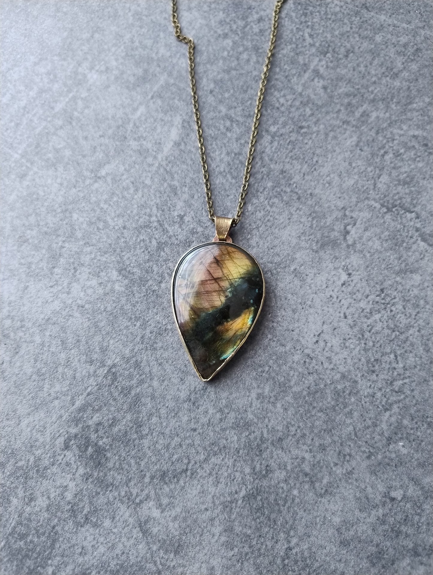 Collier serpent Labradorite violette, jaune et verte LEIA&CO