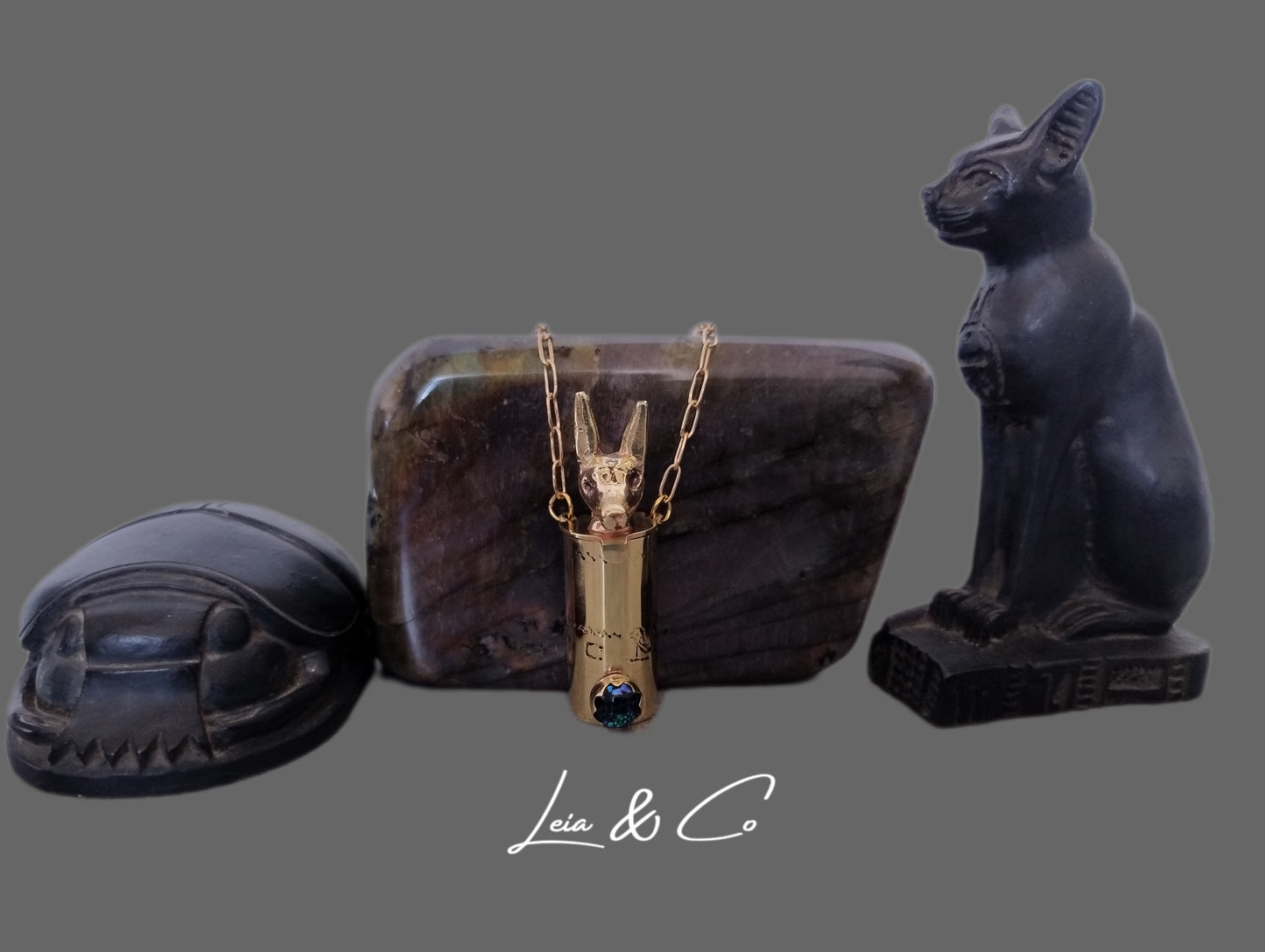 Collier amulette boîte à secrets Anubis LEIA&CO