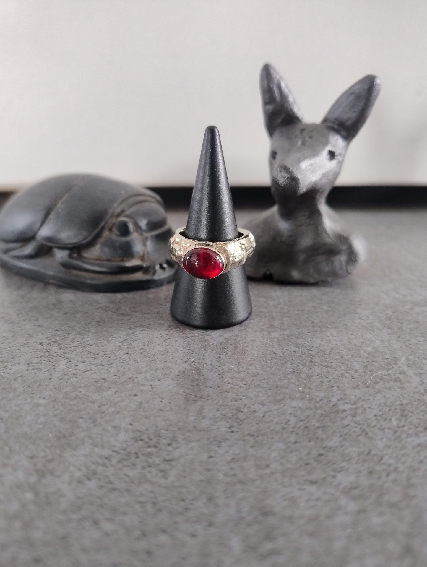 Bague Ankh avec statues egyptiennes