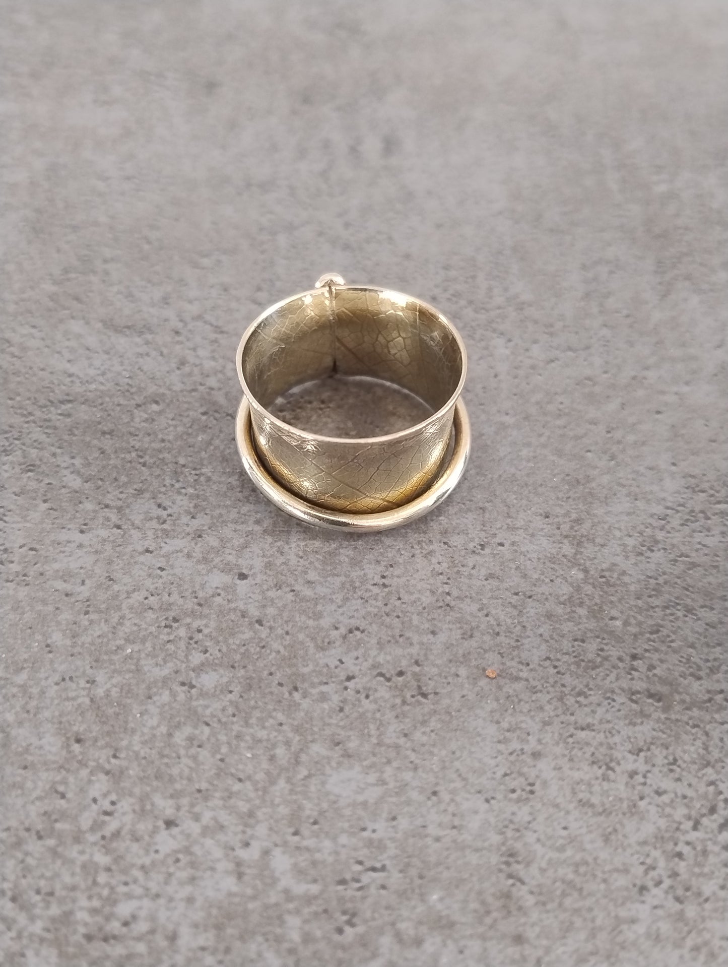 Bague anti stress avec strass vert de dos