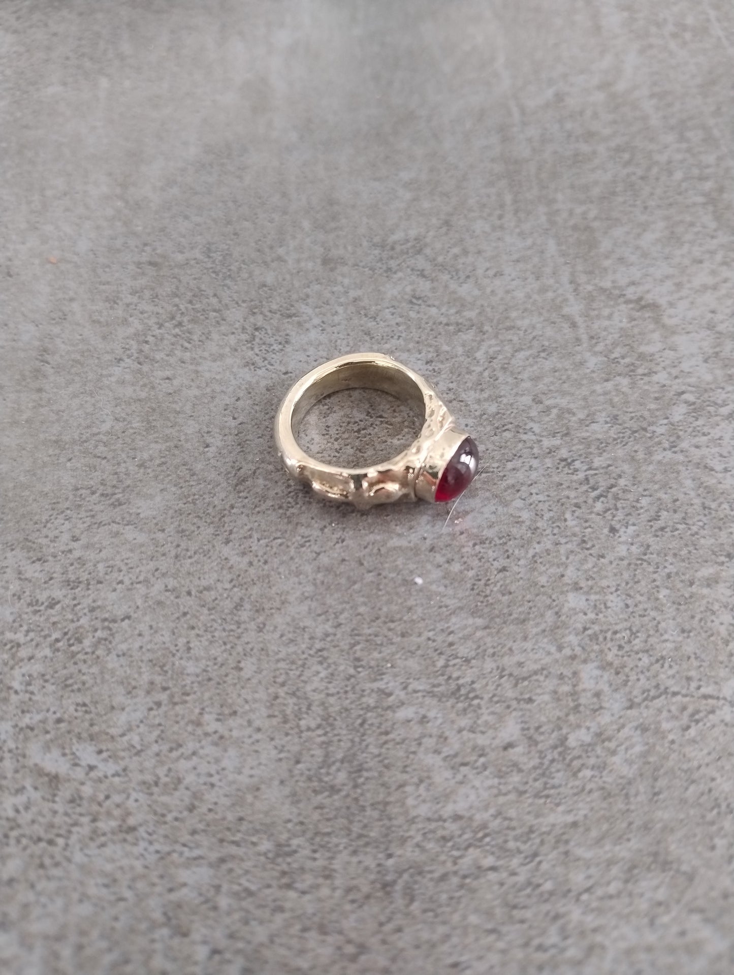 Bague Ankh argentée et pierre rouge LEIA&CO