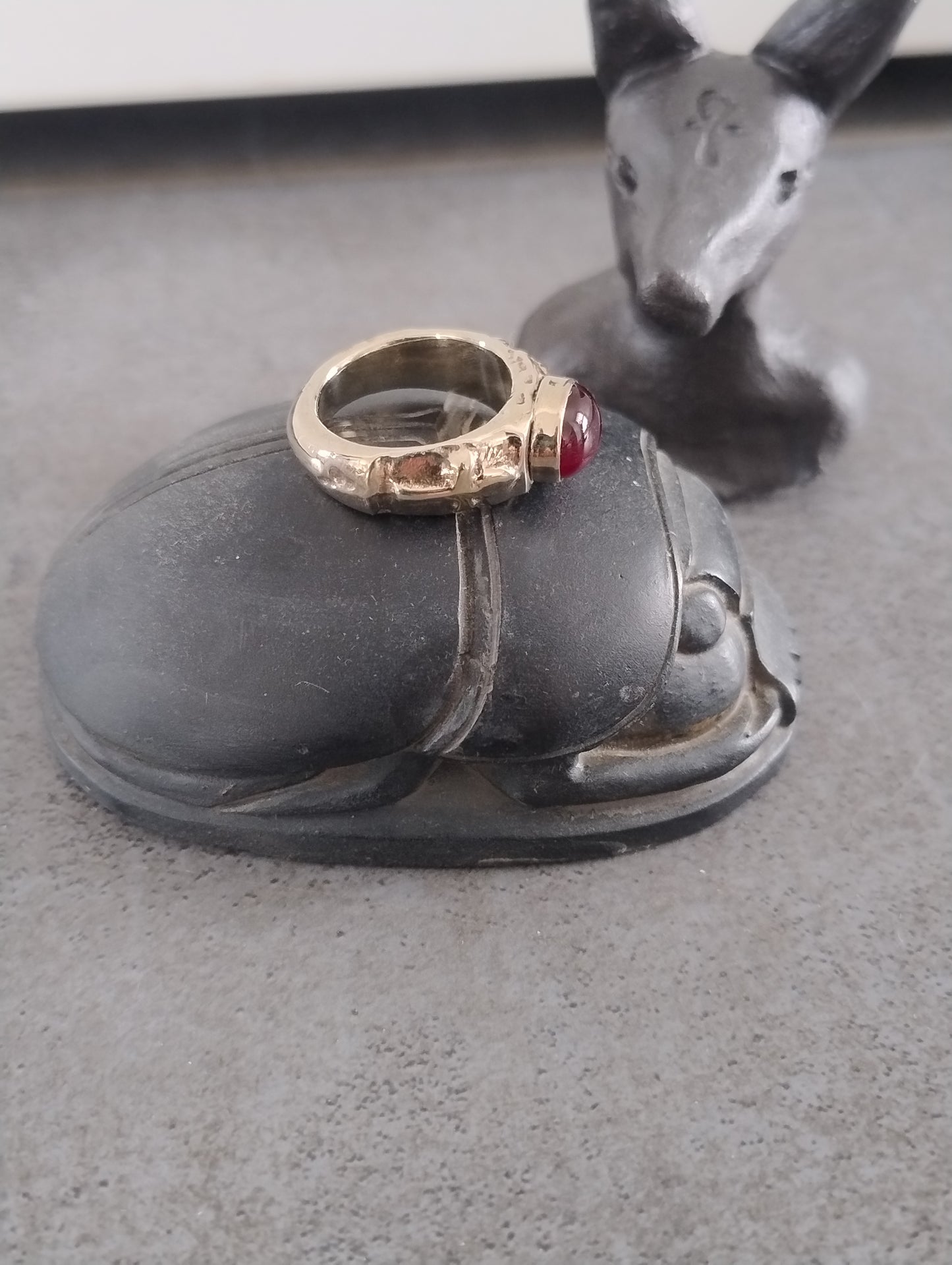 Bague Ankh argentée et pierre rouge LEIA&CO