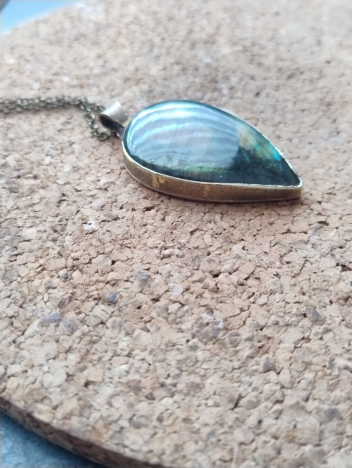 Collier serpent Labradorite violette, jaune et verte LEIA&CO