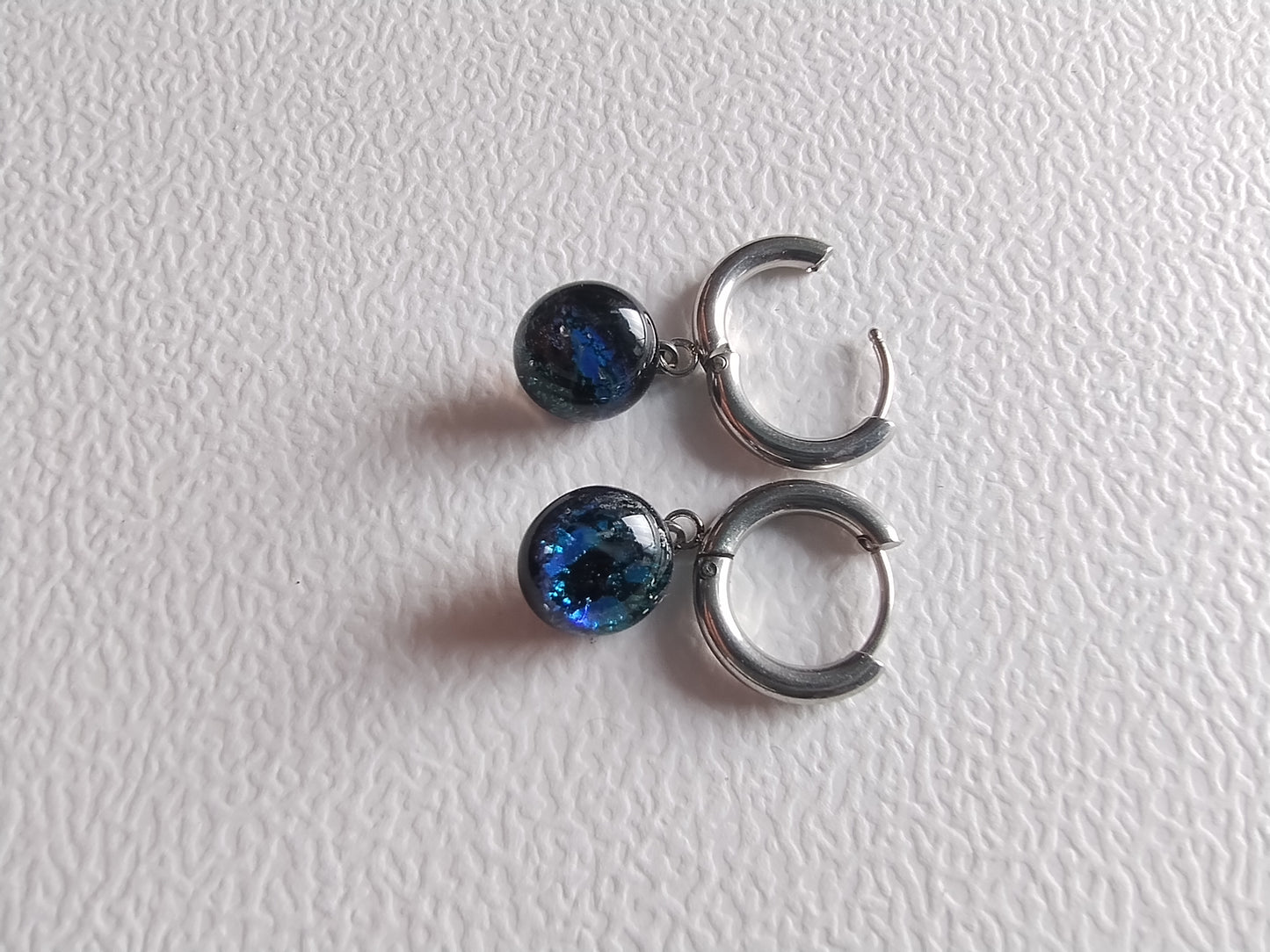 Boucles d'oreilles pendantes avec verre dichroïque multicolore LEIA&CO
