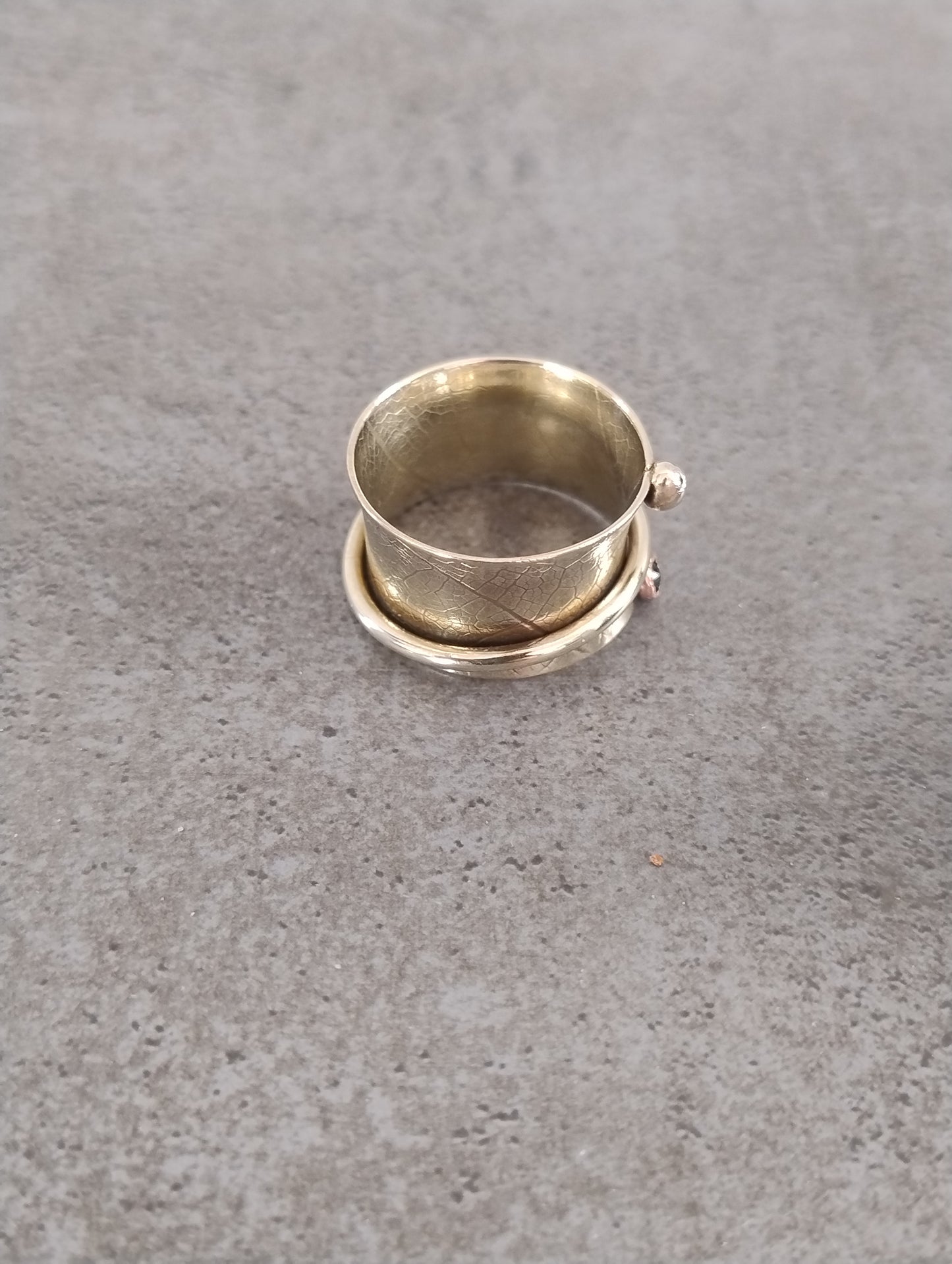 Bague anti stress argentée avec strass vert LEIA&CO