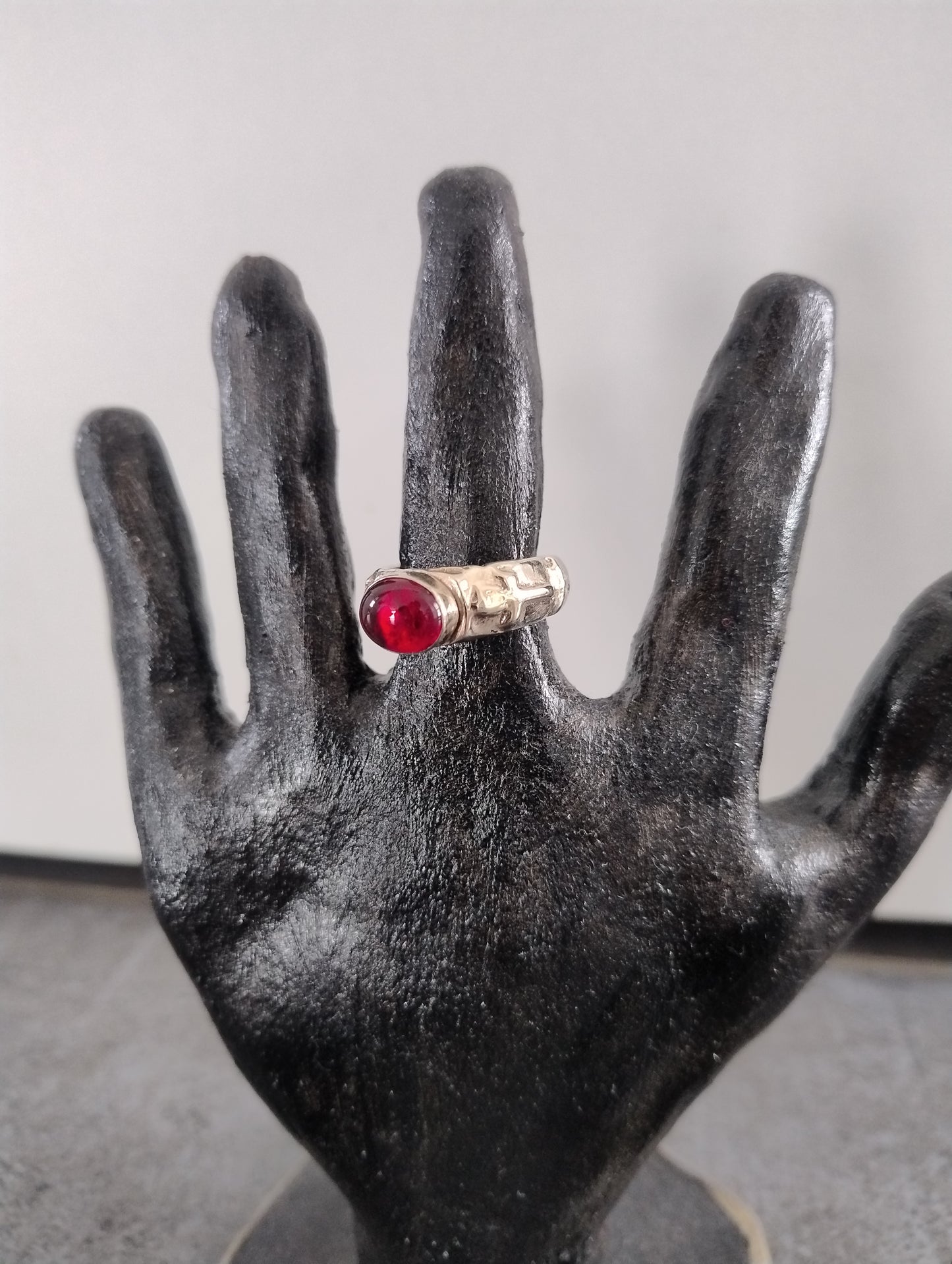 Bague Ankh argentée et pierre rouge LEIA&CO