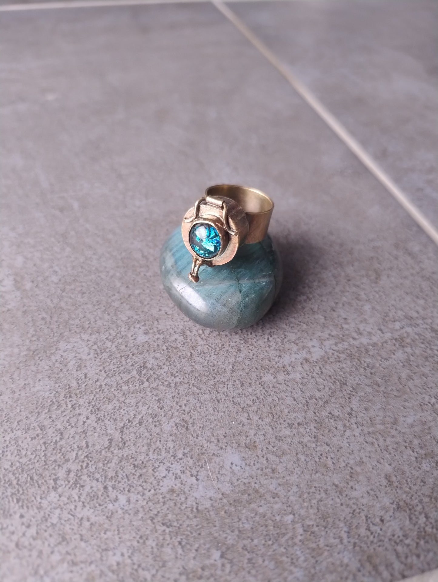 Bague à poison antique et cabochon bleu LEIA&CO
