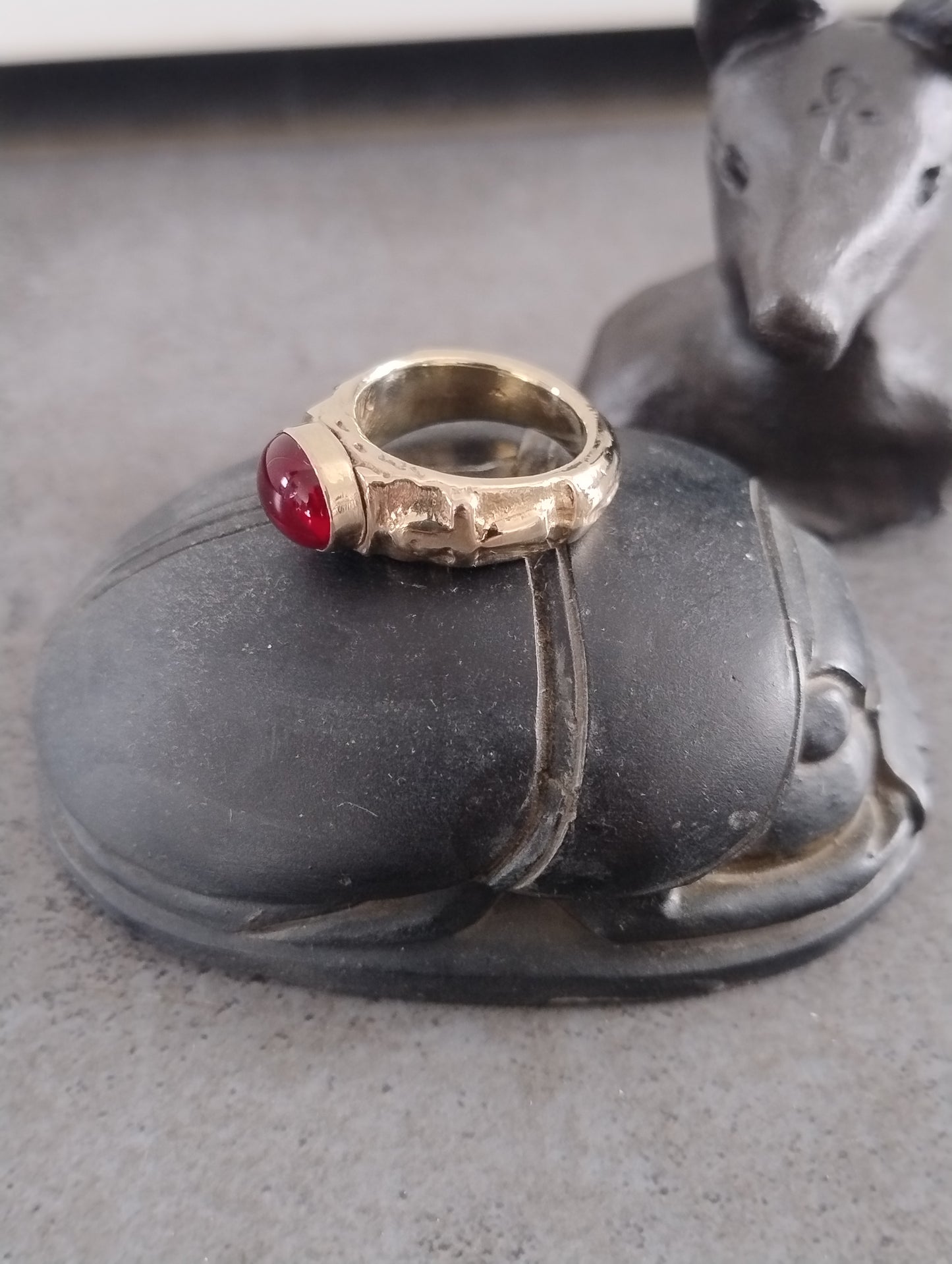 Bague Ankh argentée et pierre rouge LEIA&CO