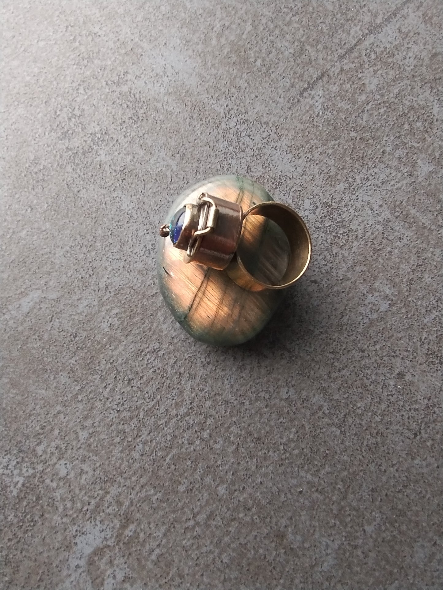 Bague à poison antique et cabochon bleu LEIA&CO