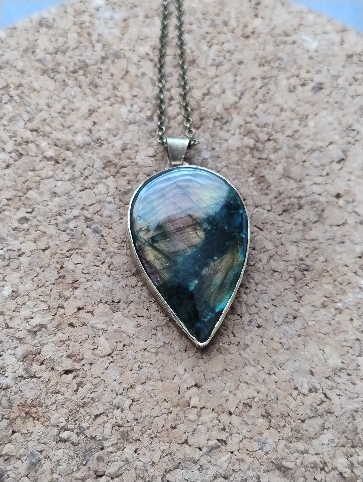 Collier serpent Labradorite violette, jaune et verte LEIA&CO