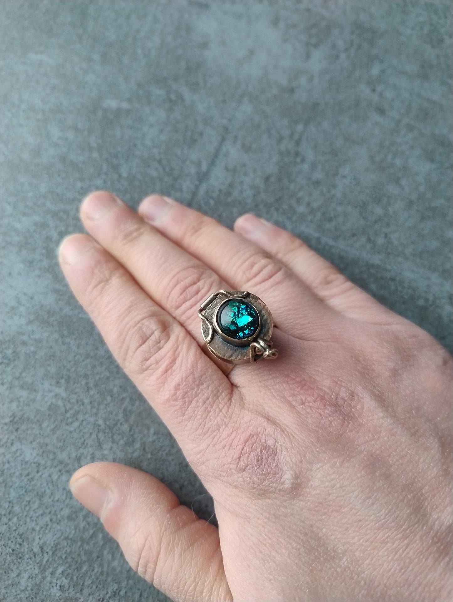 Bague à poison antique et cabochon bleu LEIA&CO