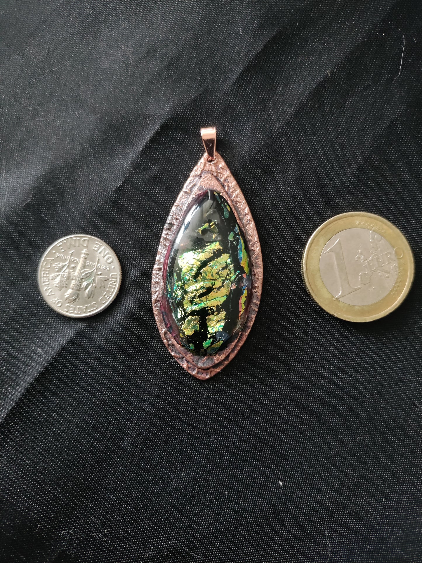 Pendentif bronze rose et verre dichroïque effet oeil de chat LEIA&CO