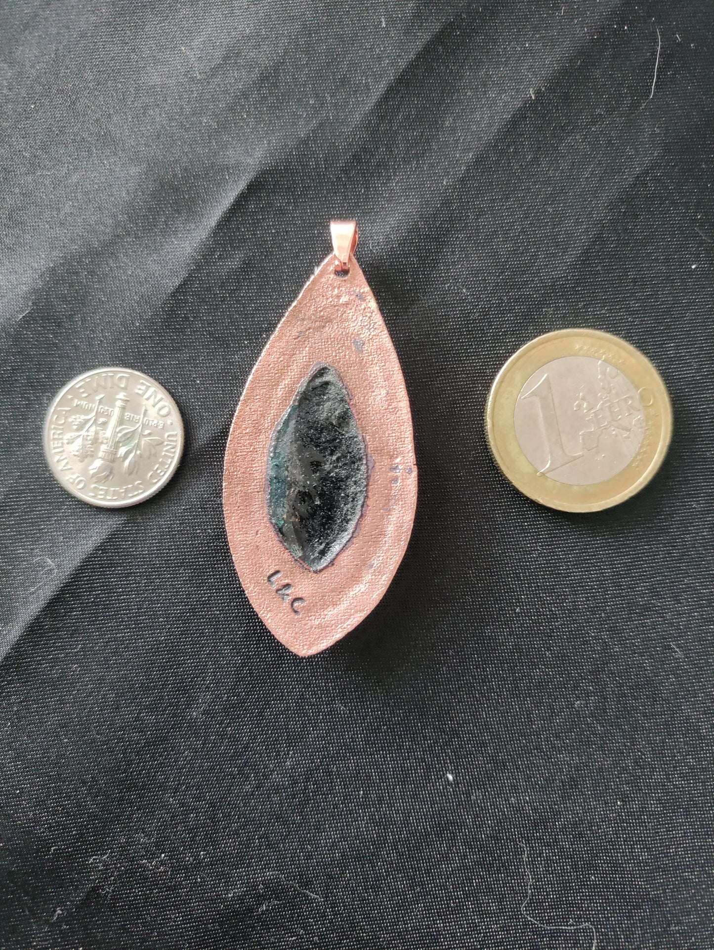 Pendentif bronze rose et verre dichroïque effet oeil de chat LEIA&CO