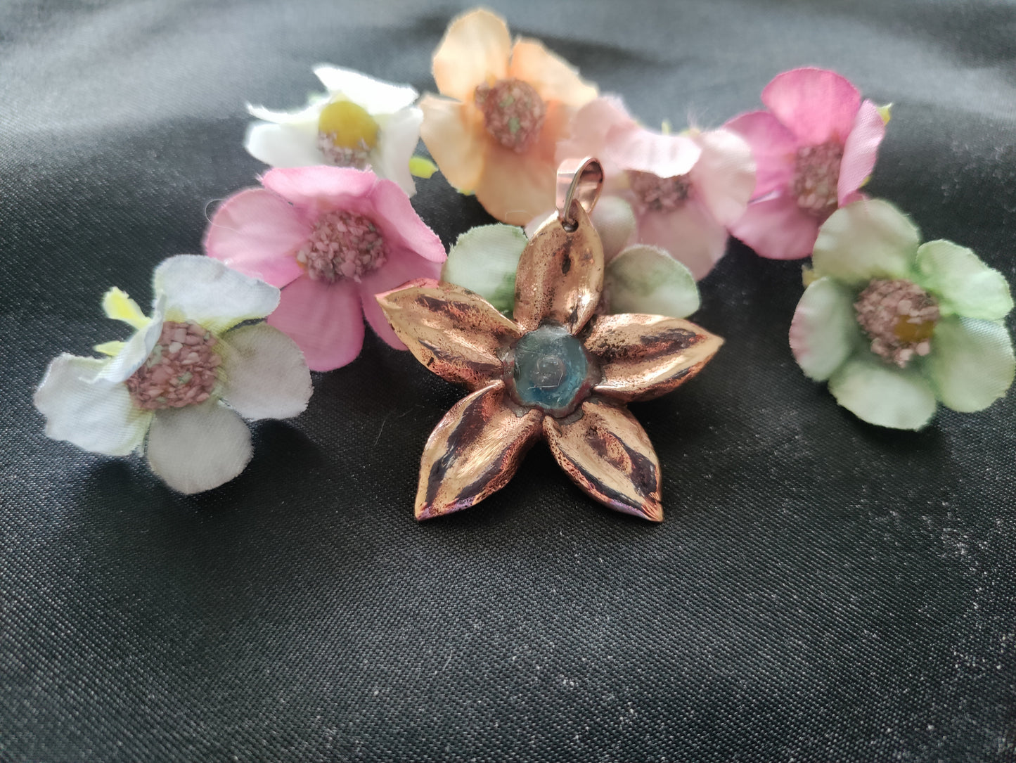 Pendentif fleur en bronze doré LEIA&CO